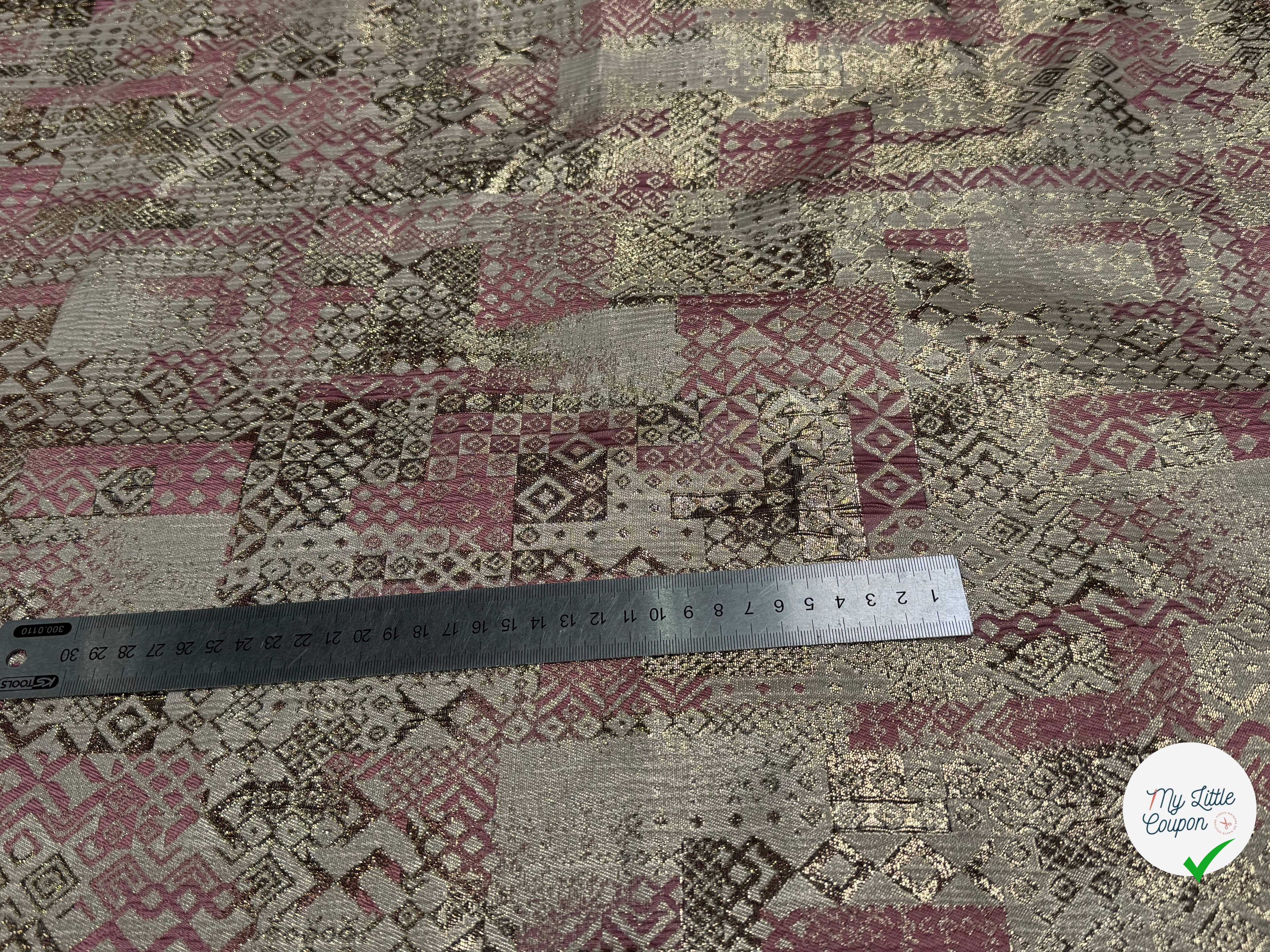 JACQUARD BROCA ARGENTÉ GÉOMETRIQUE ROSE - My Little Coupon