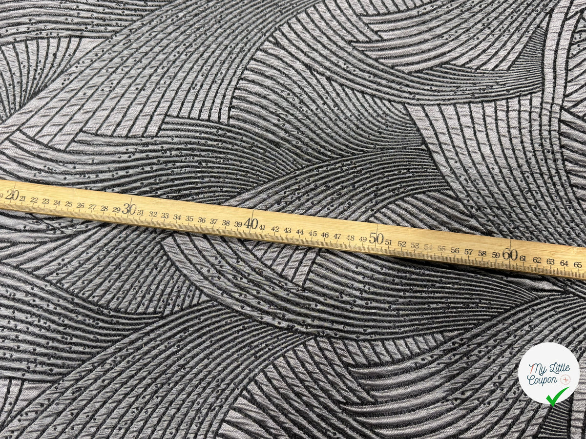 JACQUARD CLOQUÉ MOTIF ABSTRAIT GRIS MARRON ET NOIR - My Little Coupon