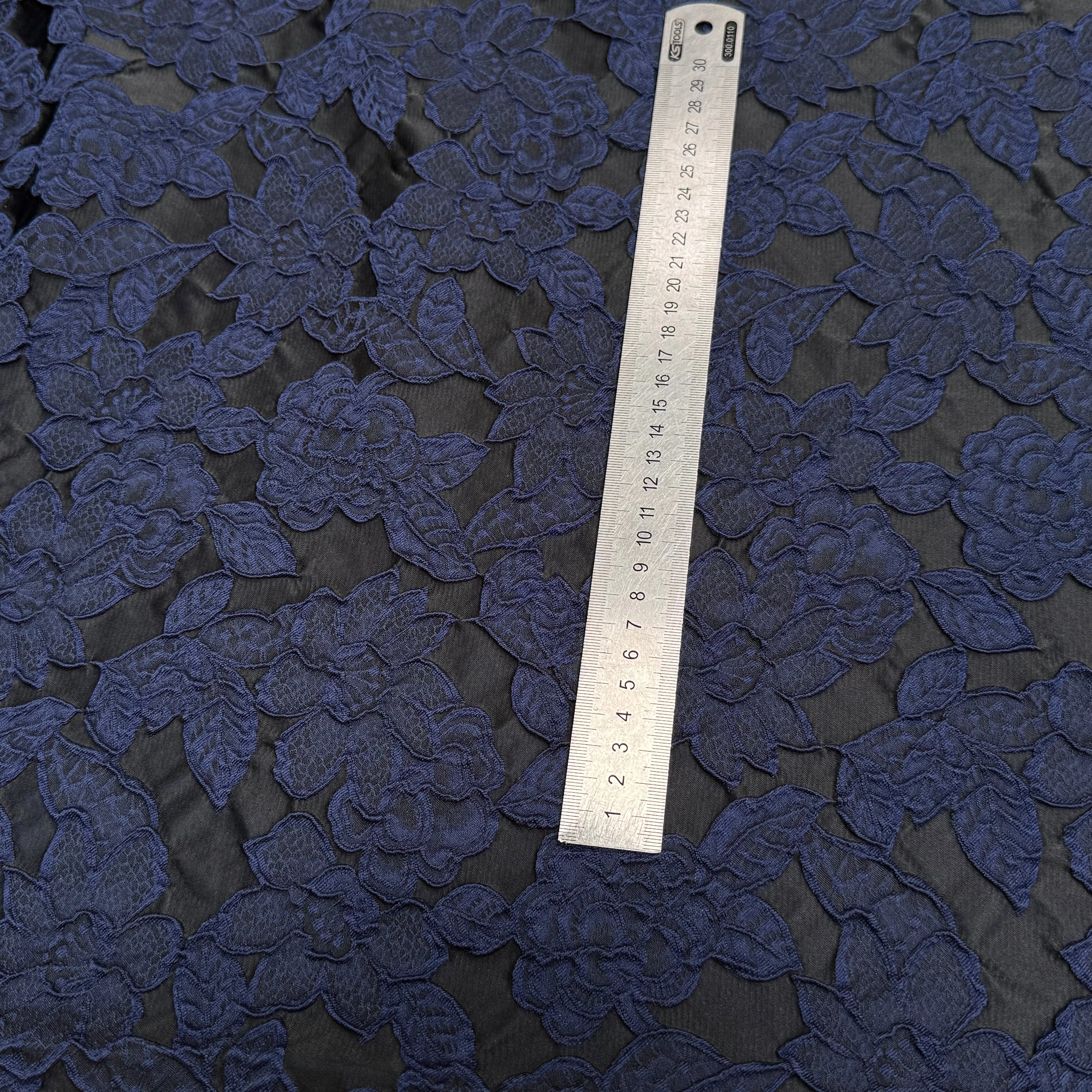 JACQUARD CLOQUÉ NIGHT BLUE MOTIF FLORAL - My Little Coupon