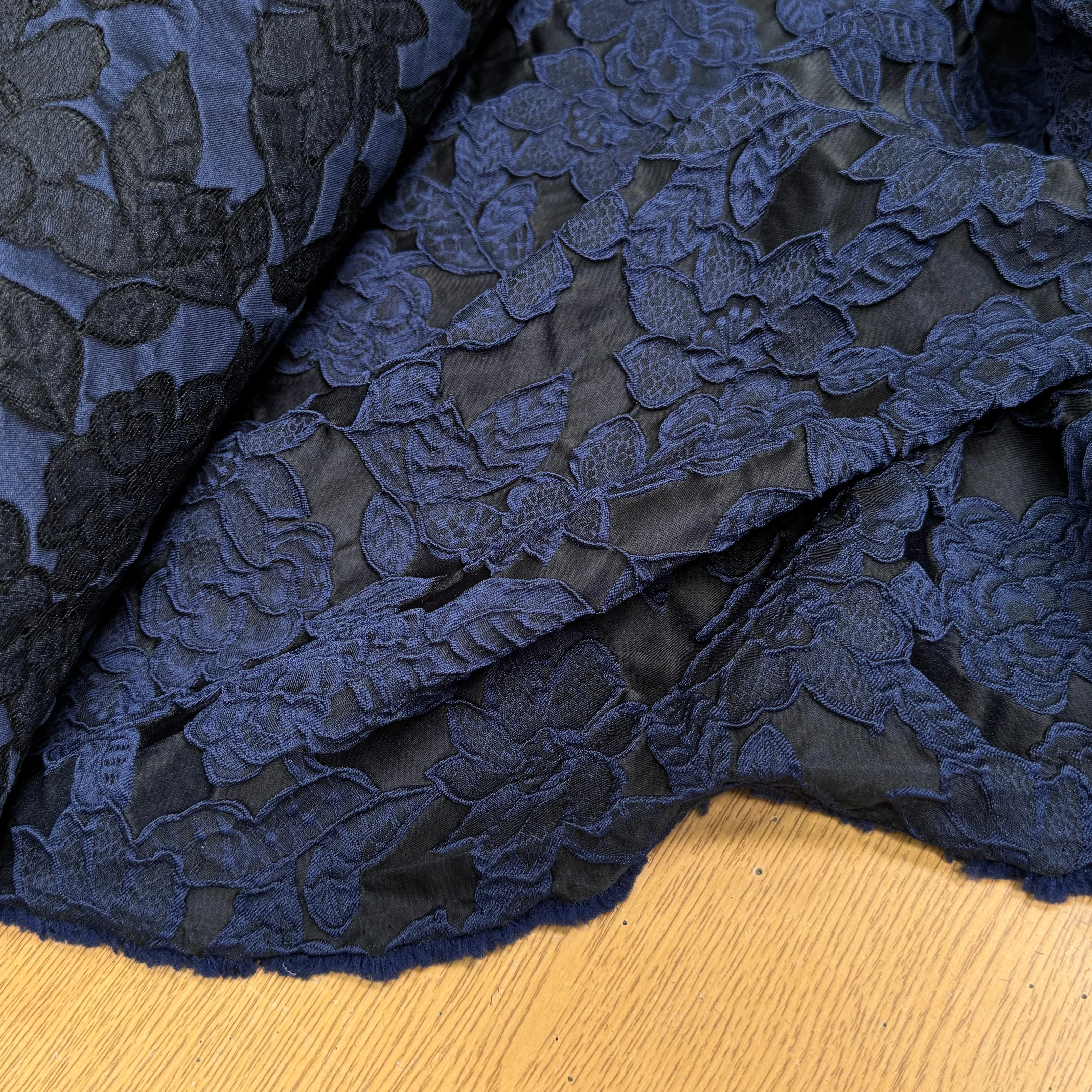 JACQUARD CLOQUÉ NIGHT BLUE MOTIF FLORAL - My Little Coupon