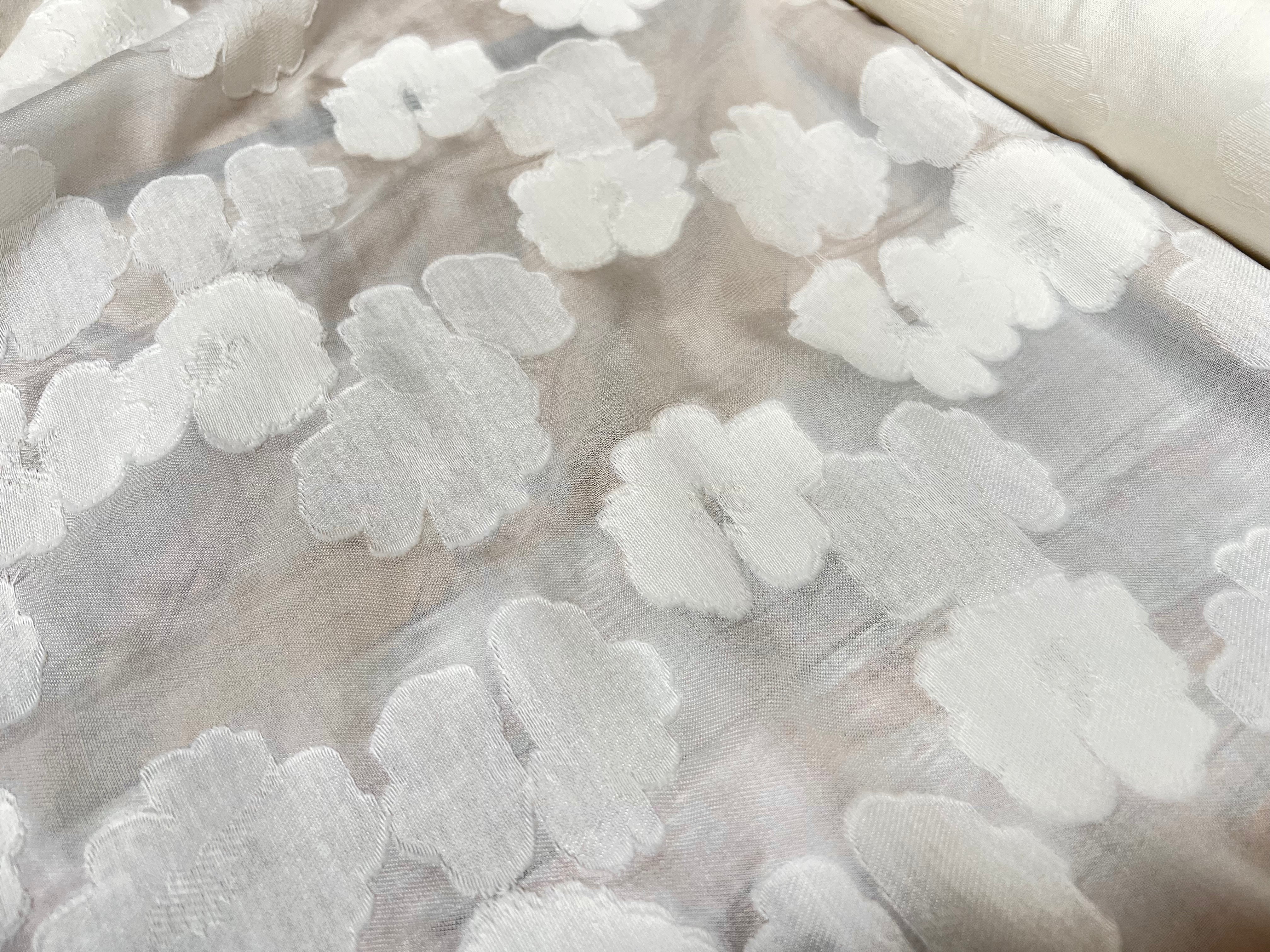 JACQUARD FLUIDE DE FLEURS BLANC CASSÉ 30% SOIE - My Little Coupon