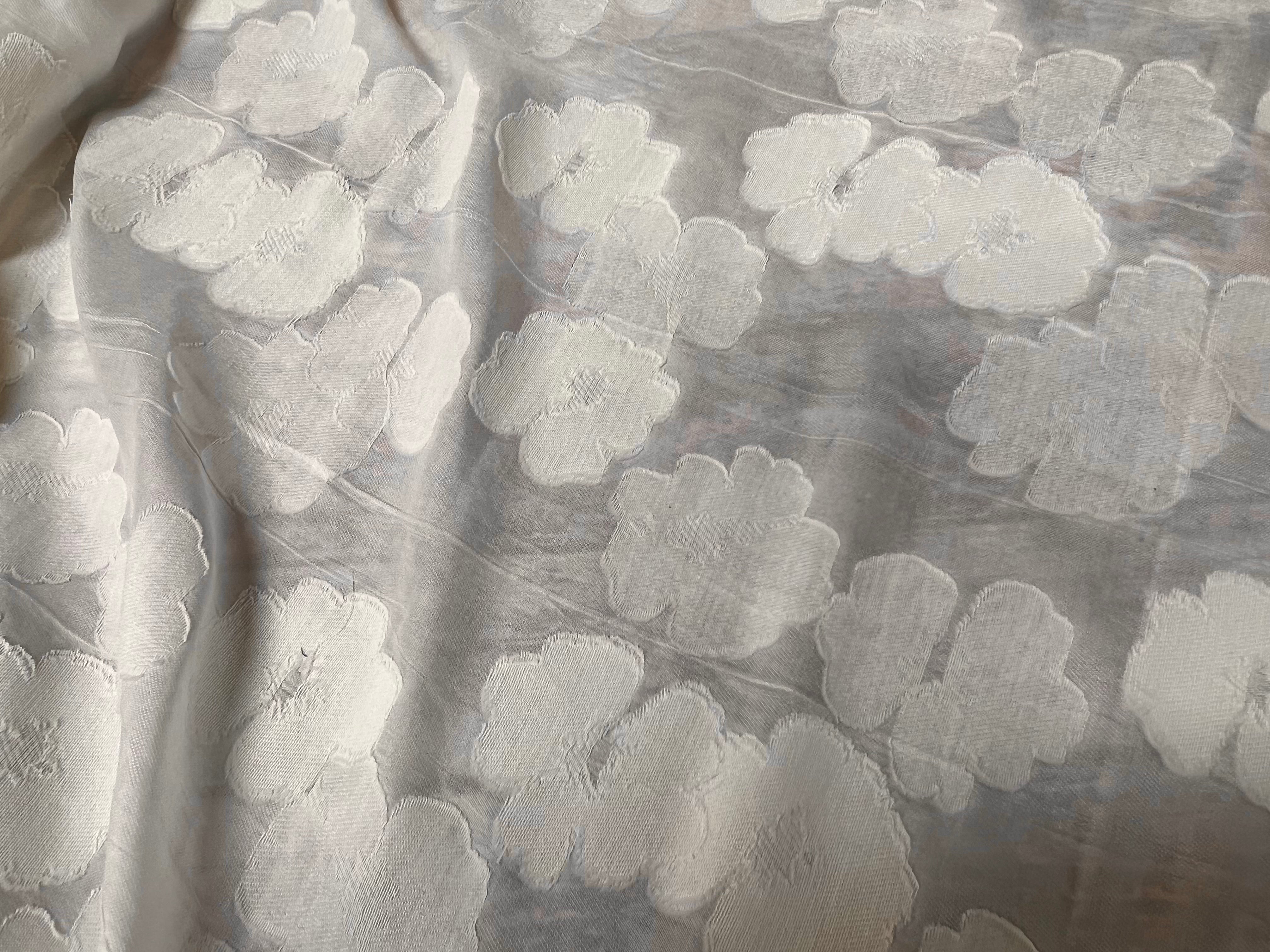 JACQUARD FLUIDE DE FLEURS BLANC CASSÉ 30% SOIE - My Little Coupon