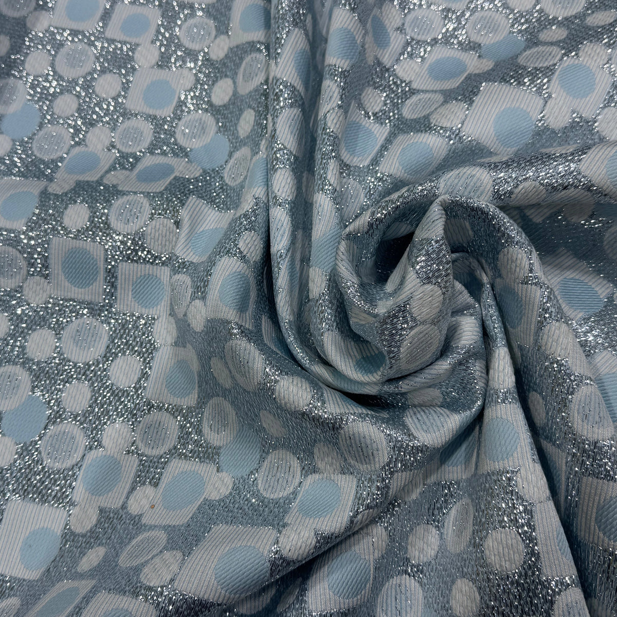JACQUARD MÉTALLISÉ MOTIFS CIRCULAIRES ET GÉOMÉTRIQUES ARGENT FOND BLEU CIEL VERT D'EAU - My Little Coupon