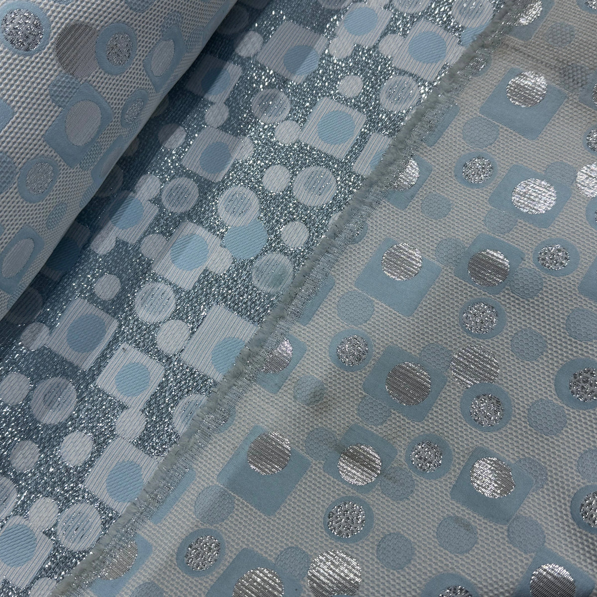 JACQUARD MÉTALLISÉ MOTIFS CIRCULAIRES ET GÉOMÉTRIQUES ARGENT FOND BLEU CIEL VERT D'EAU - My Little Coupon