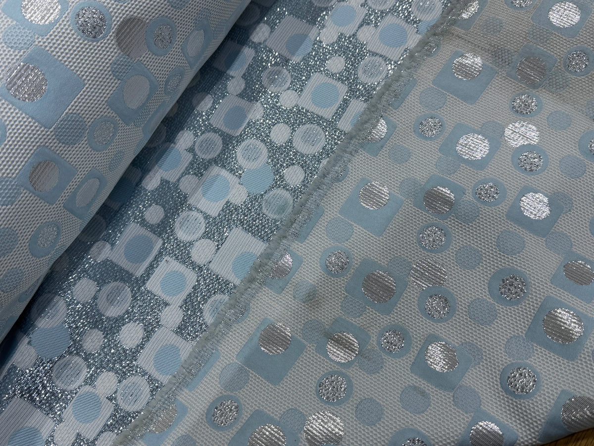 JACQUARD MÉTALLISÉ MOTIFS CIRCULAIRES ET GÉOMÉTRIQUES ARGENT FOND BLEU CIEL VERT D'EAU - My Little Coupon