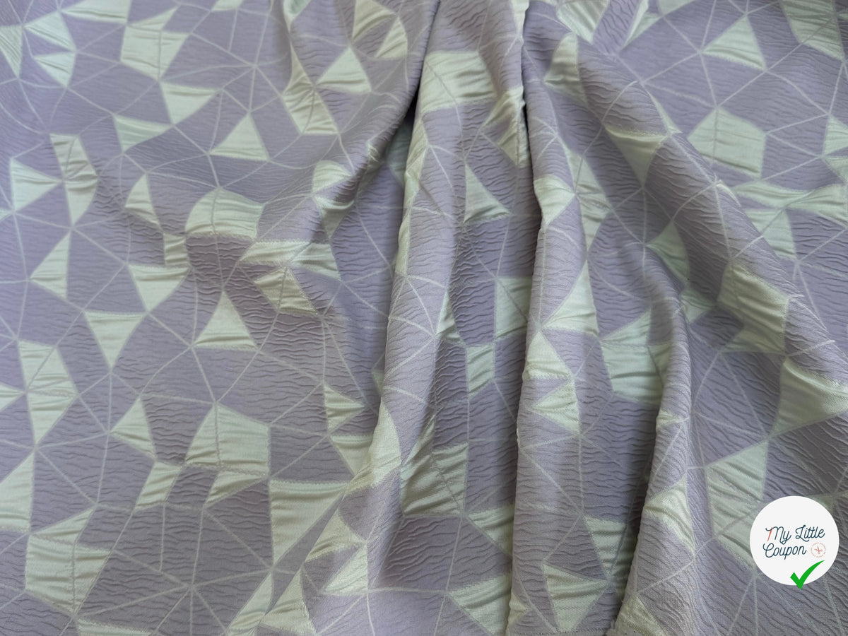JACQUARD POLYVISCOSE CLOQUÉ MOTIFS GÉOMÉTRIQUES BLANC CASSÉ ET LAVANDE - My Little Coupon