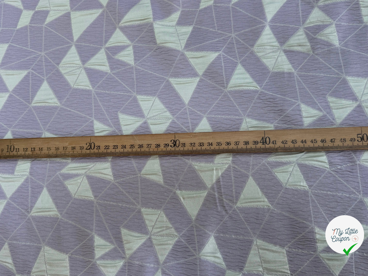 JACQUARD POLYVISCOSE CLOQUÉ MOTIFS GÉOMÉTRIQUES BLANC CASSÉ ET LAVANDE - My Little Coupon