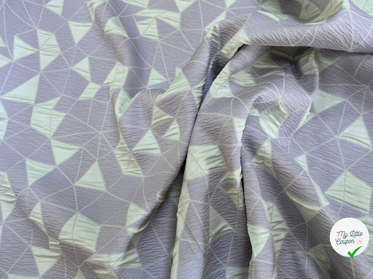 JACQUARD POLYVISCOSE CLOQUÉ MOTIFS GÉOMÉTRIQUES BLANC CASSÉ ET LAVANDE - My Little Coupon