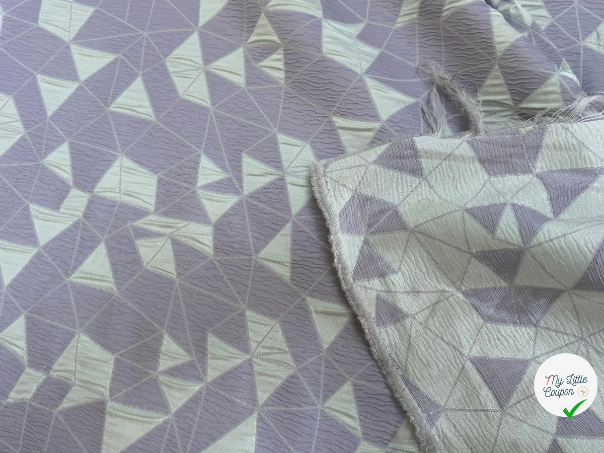 JACQUARD POLYVISCOSE CLOQUÉ MOTIFS GÉOMÉTRIQUES BLANC CASSÉ ET LAVANDE - My Little Coupon