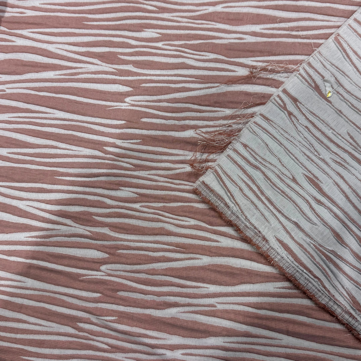 JACQUARD RAYURES FAÇON ANIMA ROSE PÂLE - My Little Coupon