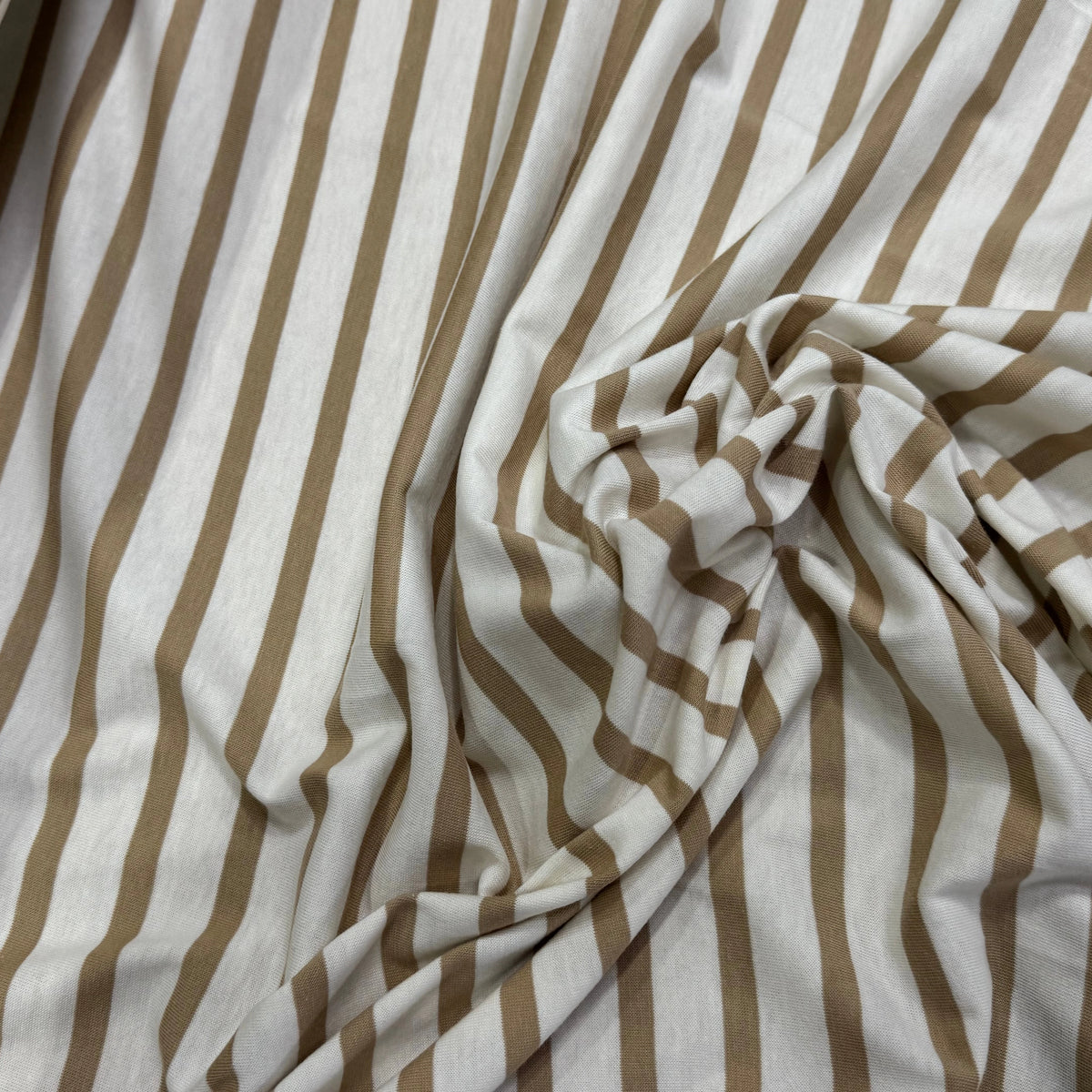 JERSEY DE COTON DOUX STRETCH RAYURES BLANC CASSÉ ET CAFÉ LATTE FABRICATION RÉGION DE TROYES 🇫🇷 - My Little Coupon