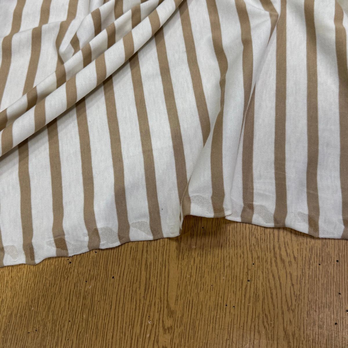 JERSEY DE COTON DOUX STRETCH RAYURES BLANC CASSÉ ET CAFÉ LATTE FABRICATION RÉGION DE TROYES 🇫🇷 - My Little Coupon