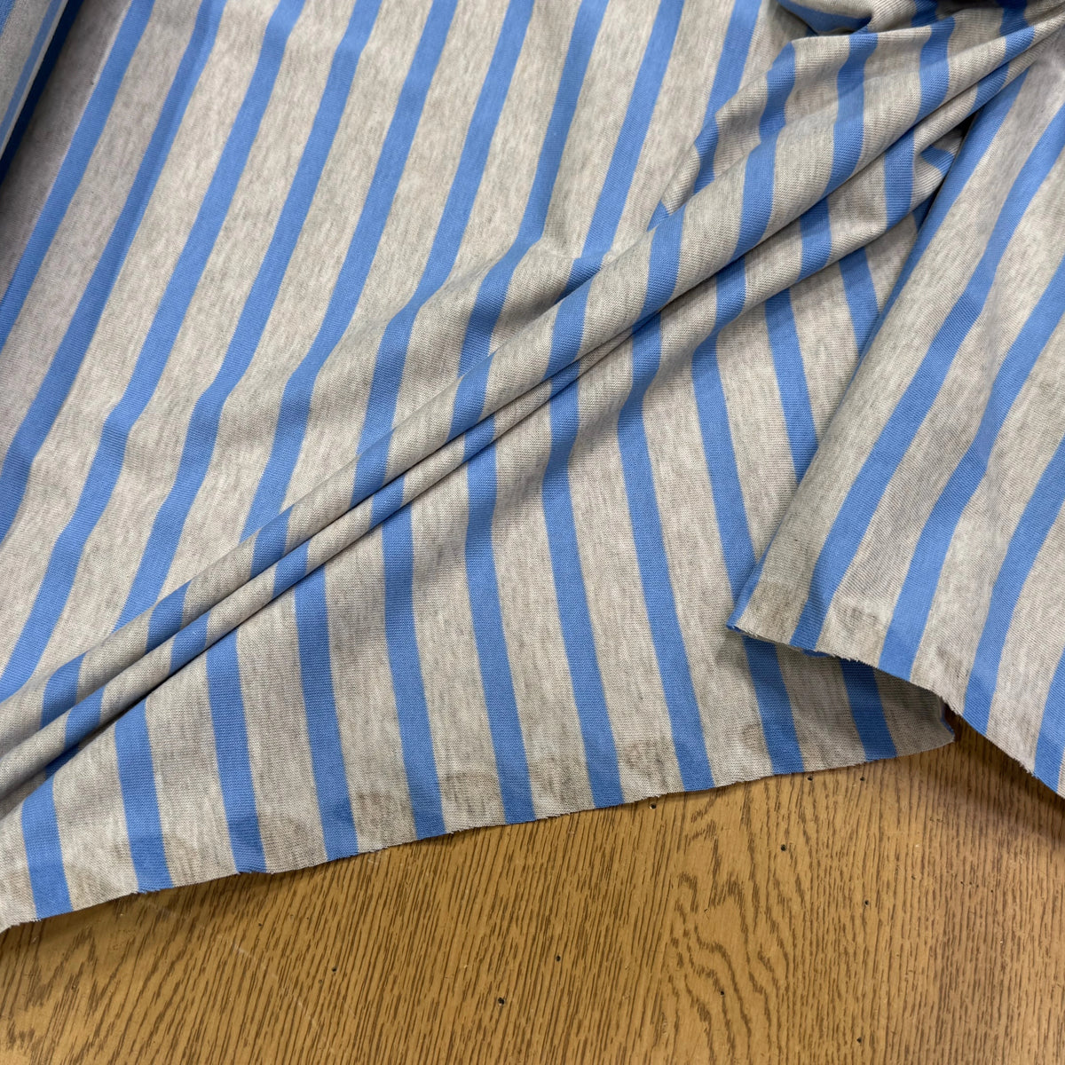 JERSEY DE COTON DOUX STRETCH RAYURES BLEU BÉBÉ ET GRIS FABRICATION RÉGION DE TROYES 🇫🇷 - My Little Coupon