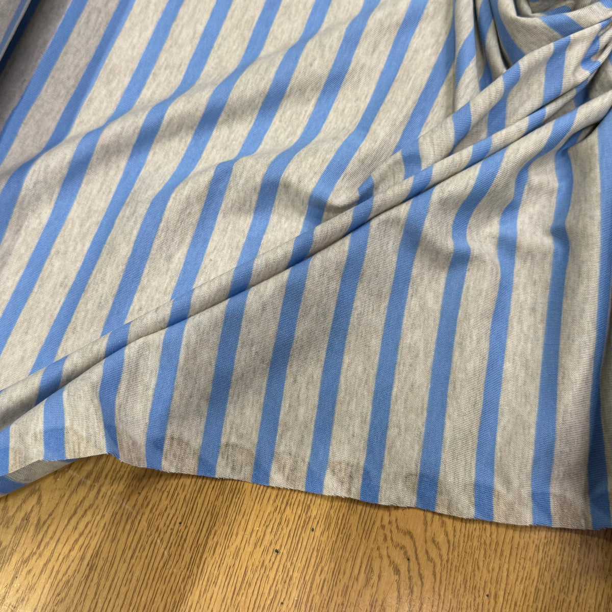JERSEY DE COTON DOUX STRETCH RAYURES BLEU BÉBÉ ET GRIS FABRICATION RÉGION DE TROYES 🇫🇷 - My Little Coupon