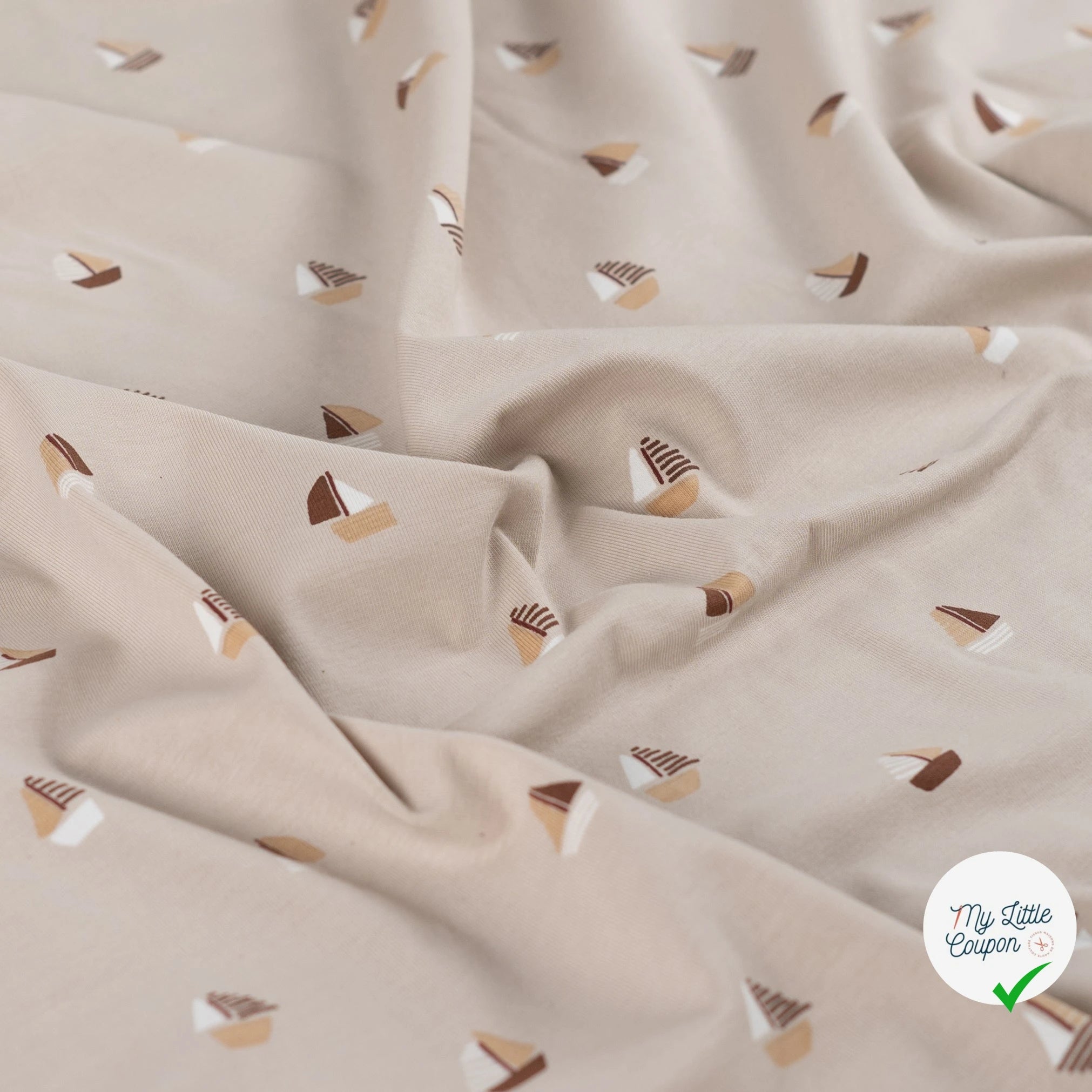 JERSEY DE COTON IMPRIMÉ BATEAUX FOND SABLE - My Little Coupon