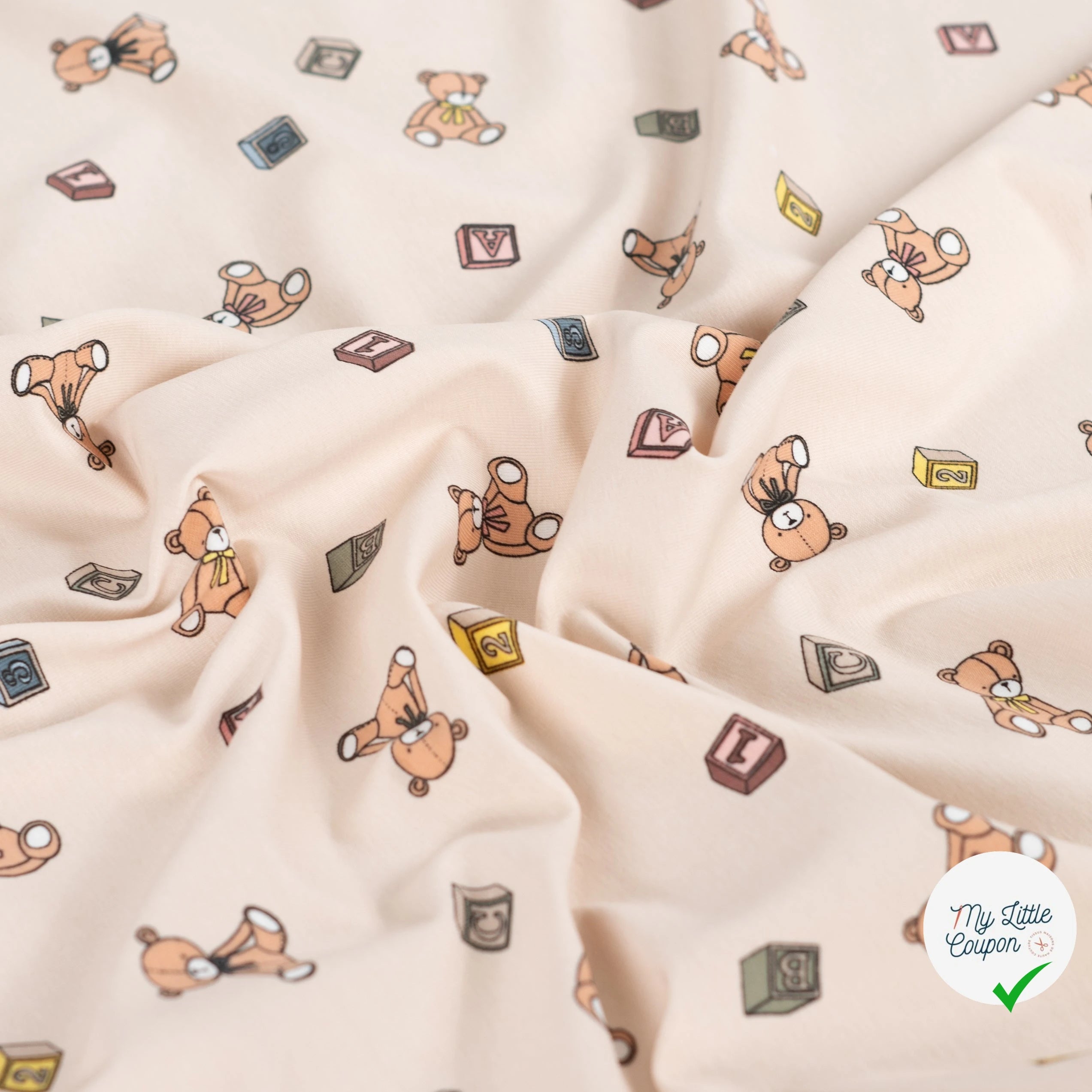 JERSEY DE COTON IMPRIMÉ OURS PELUCHE FOND SABLE PLAGE - My Little Coupon