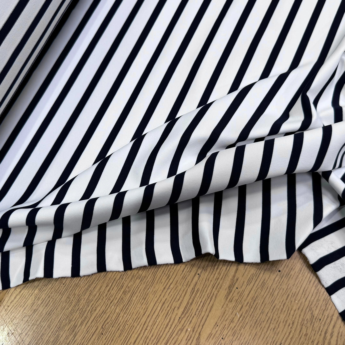 JERSEY DE COTON PEAU DE PÊCHE ULTRA STRETCH RAYURES BLANC ET NAVY FABRICATION RÉGION DE TROYES 🇫🇷 - My Little Coupon