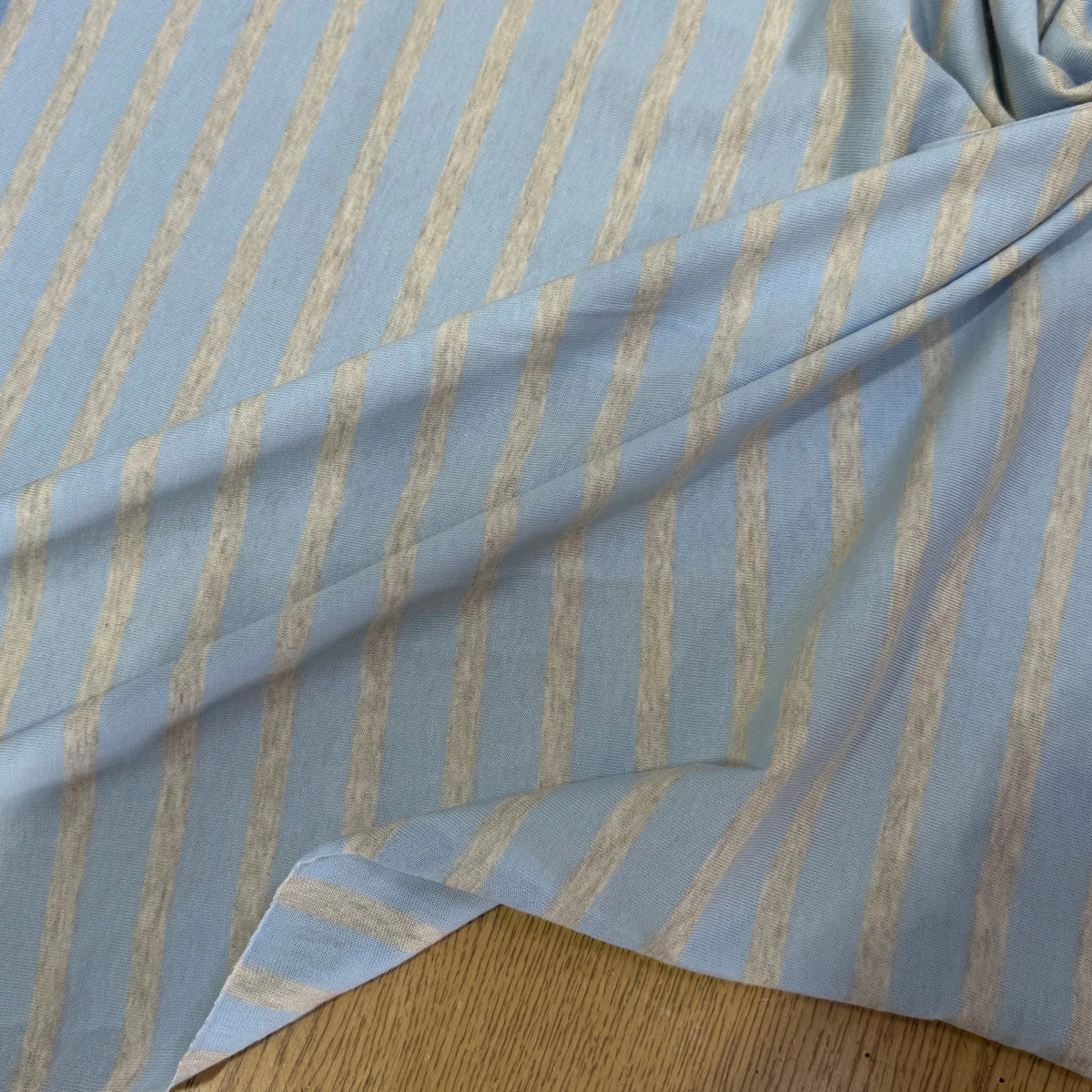 JERSEY DE COTON RAYURES GRISES FOND BLEU CIEL FABRICATION RÉGION DE TROYES 🇫🇷 - My Little Coupon