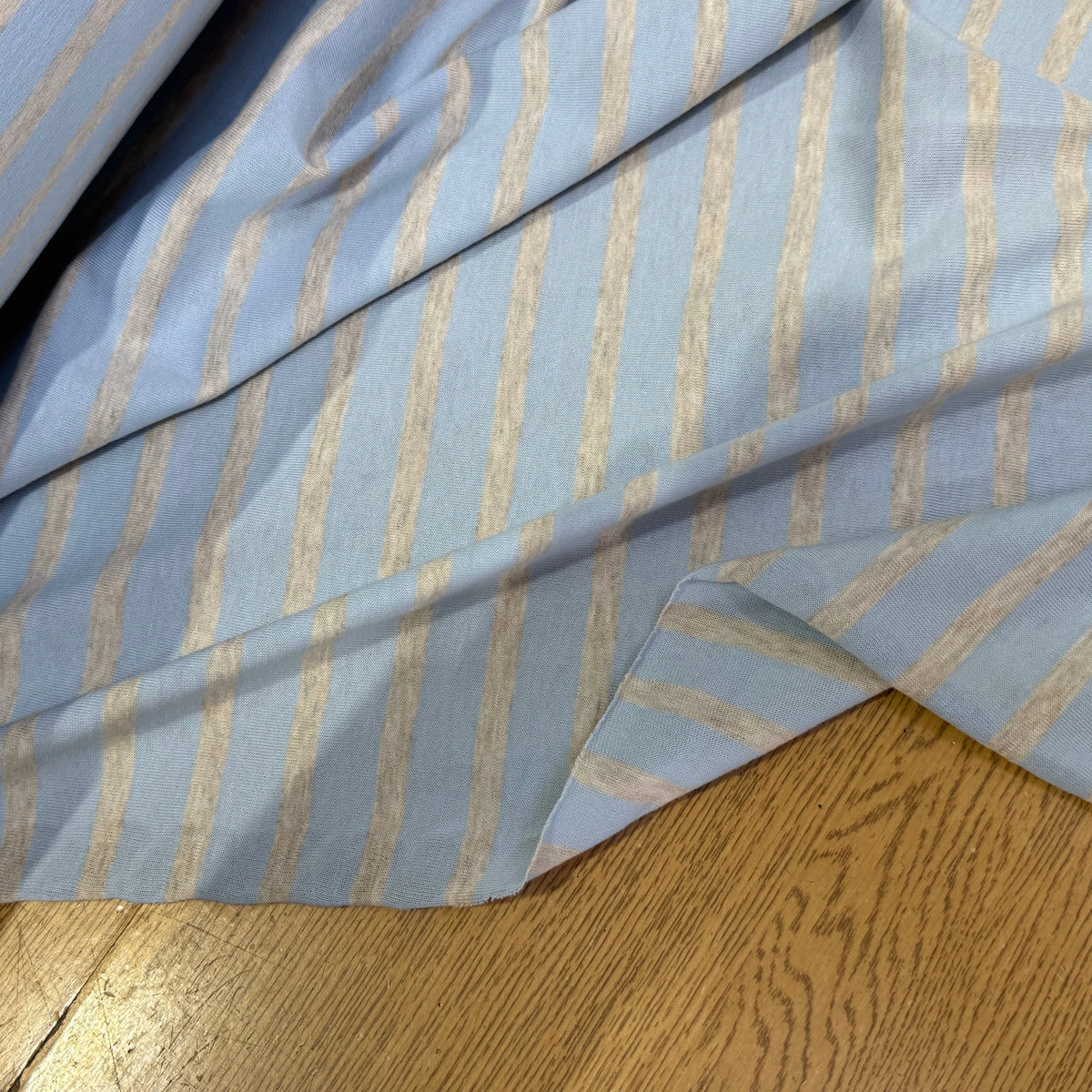 JERSEY DE COTON RAYURES GRISES FOND BLEU CIEL FABRICATION RÉGION DE TROYES 🇫🇷 - My Little Coupon