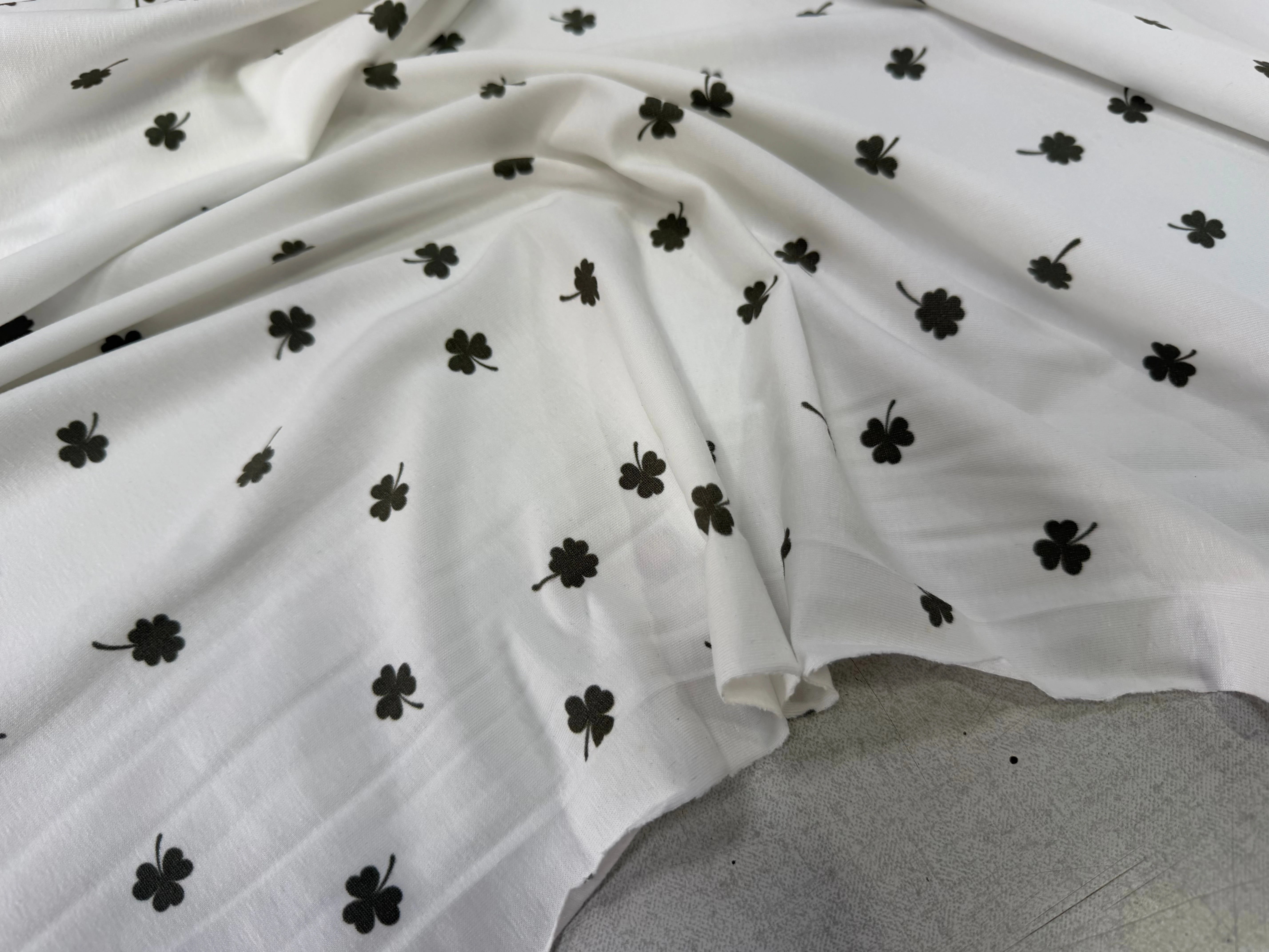 JERSEY DE COTON TRÈFLES BLANC CASSÉ - My Little Coupon