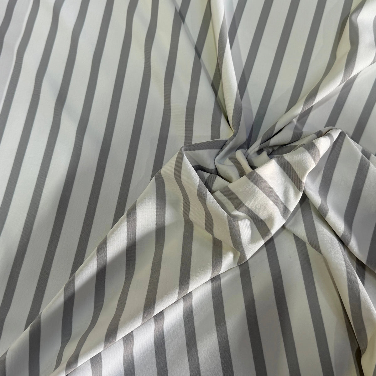 JERSEY PEAU DE PÊCHE ULTRA STRETCH RAYURES BLANC ET GRIS FABRICATION RÉGION DE TROYES 🇫🇷 - My Little Coupon