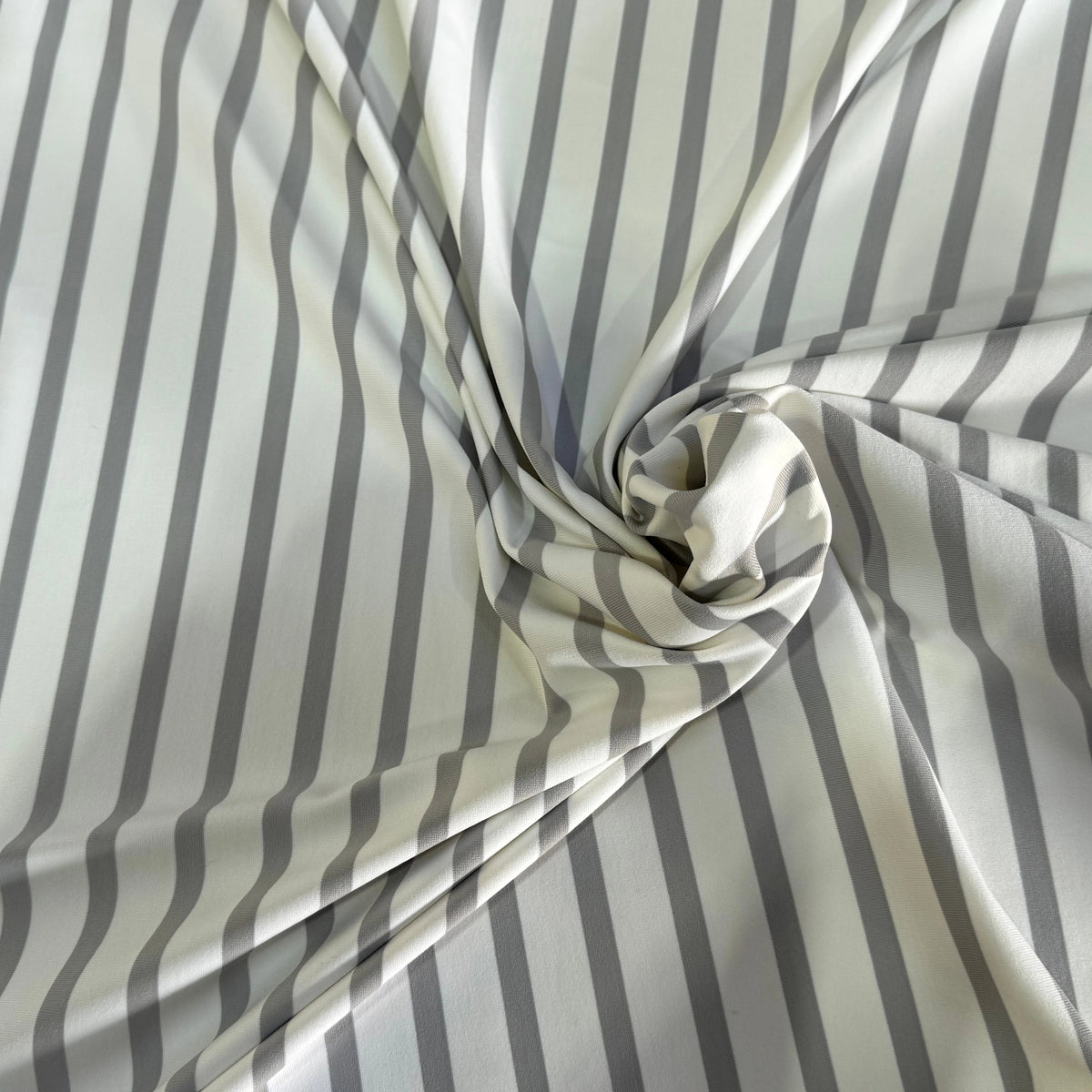 JERSEY PEAU DE PÊCHE ULTRA STRETCH RAYURES BLANC ET GRIS FABRICATION RÉGION DE TROYES 🇫🇷 - My Little Coupon