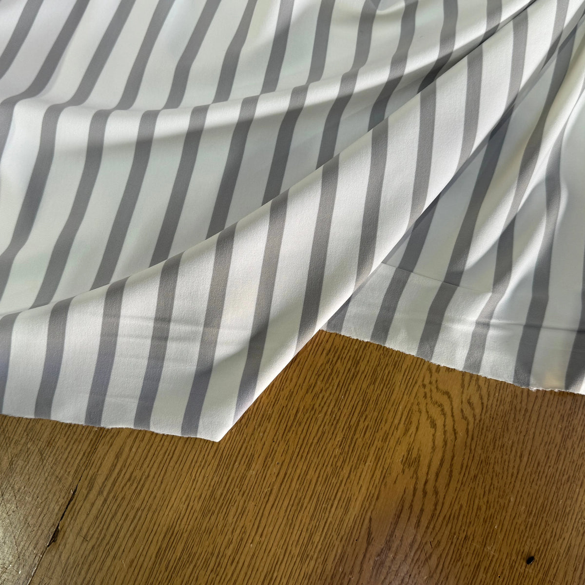JERSEY PEAU DE PÊCHE ULTRA STRETCH RAYURES BLANC ET GRIS FABRICATION RÉGION DE TROYES 🇫🇷 - My Little Coupon