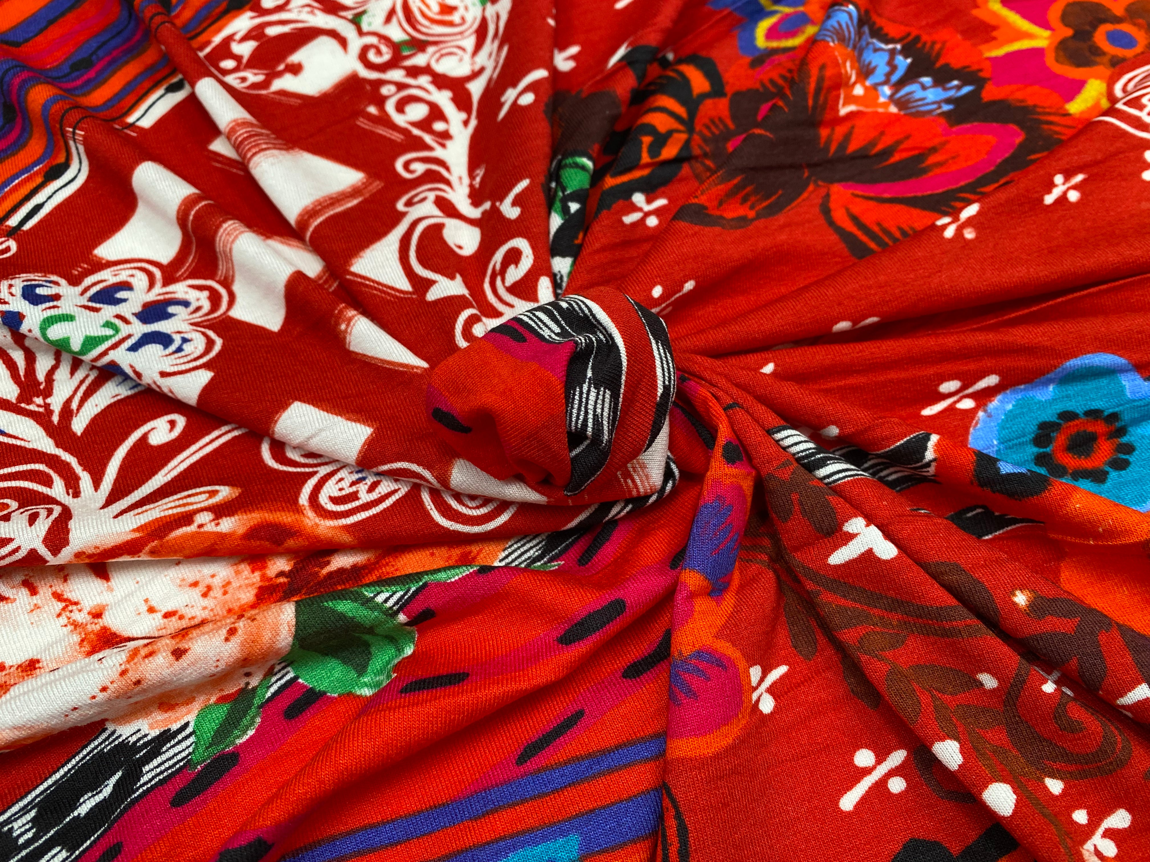 JERSEY VISCOSE EXPLOSION DE FLEURS FOND ROUGE - My Little Coupon