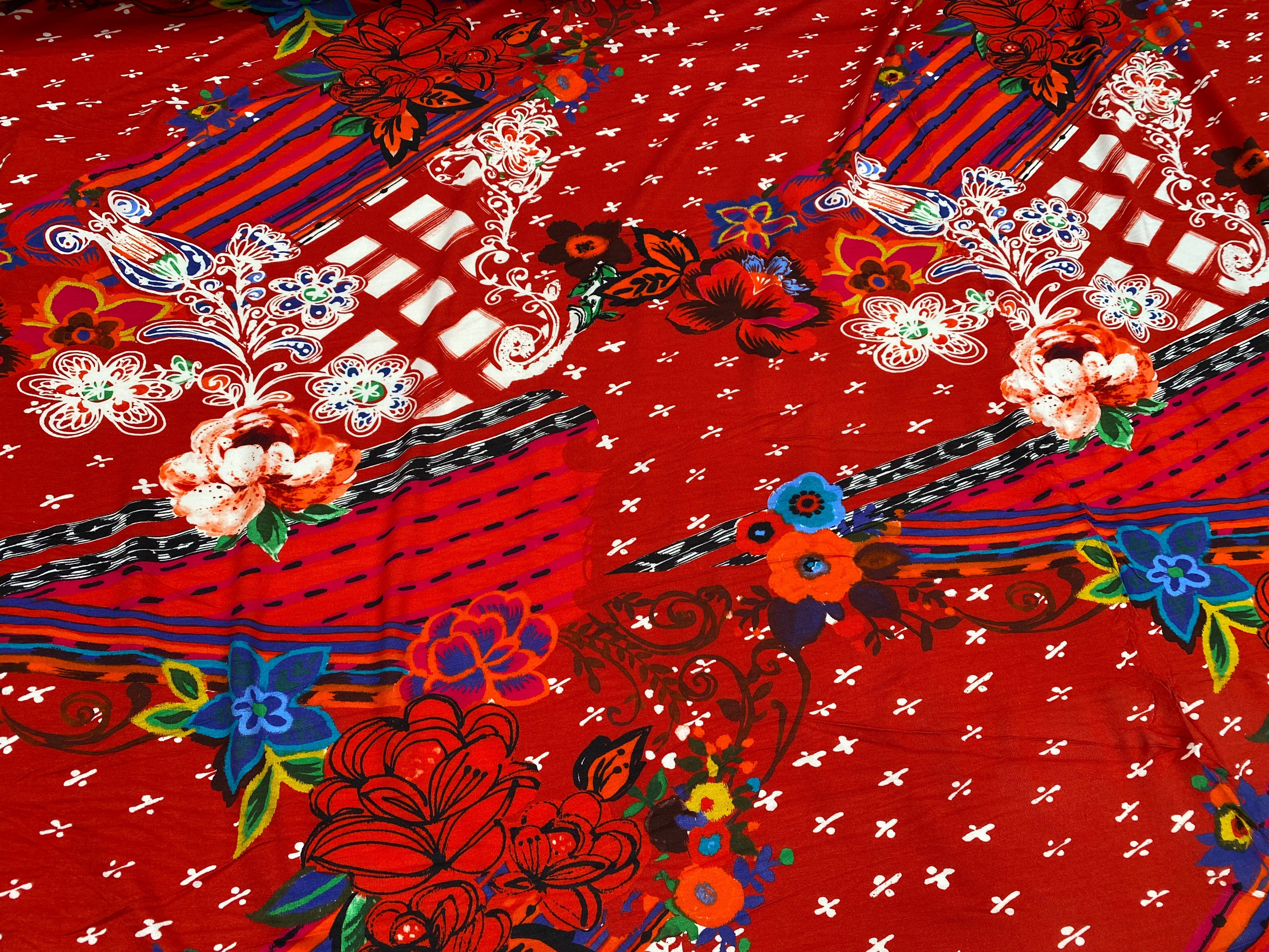 JERSEY VISCOSE EXPLOSION DE FLEURS FOND ROUGE - My Little Coupon