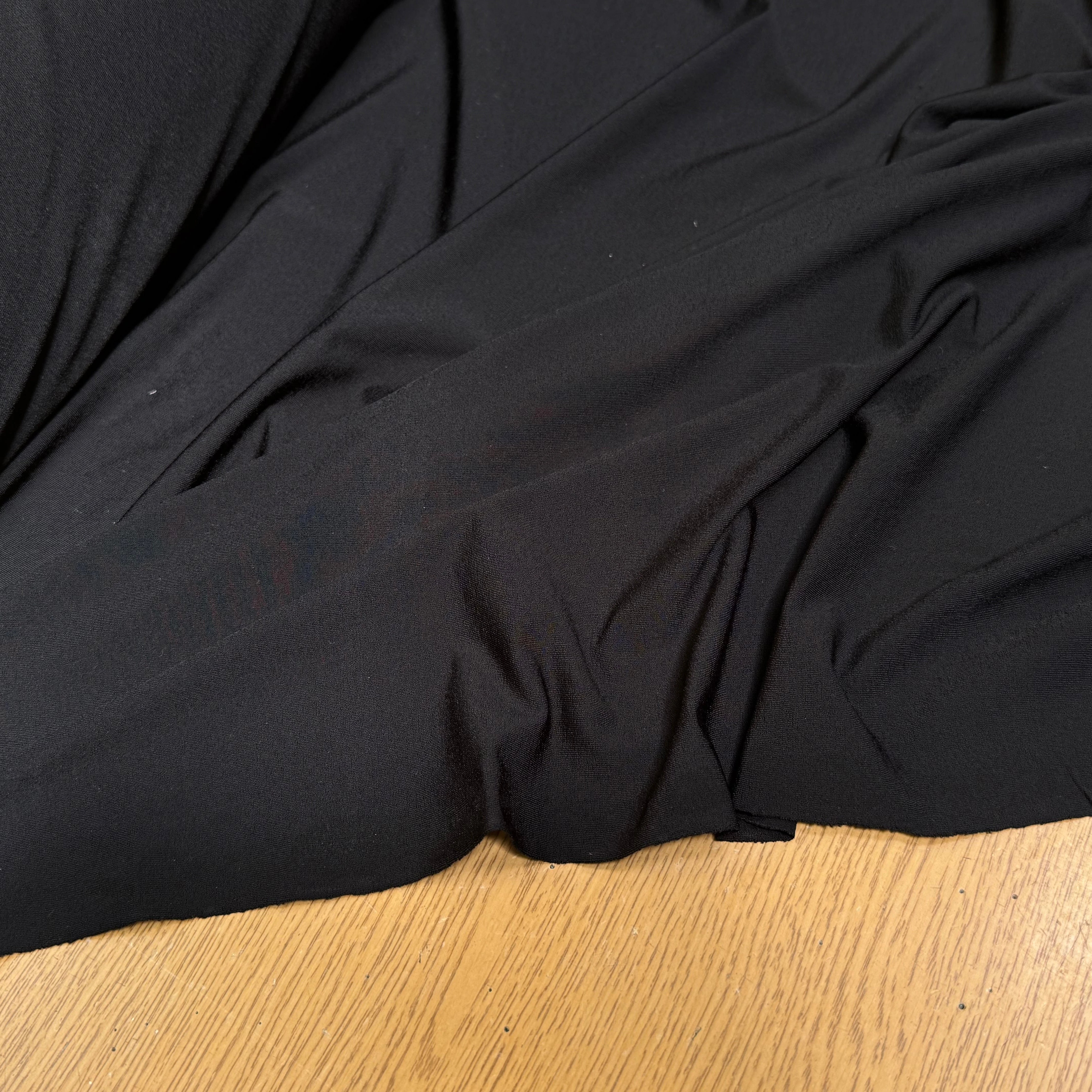 JERSEY VISCOSE ULTRA STRETCH NOIR LÉGÈREMENT SATINÉ - My Little Coupon