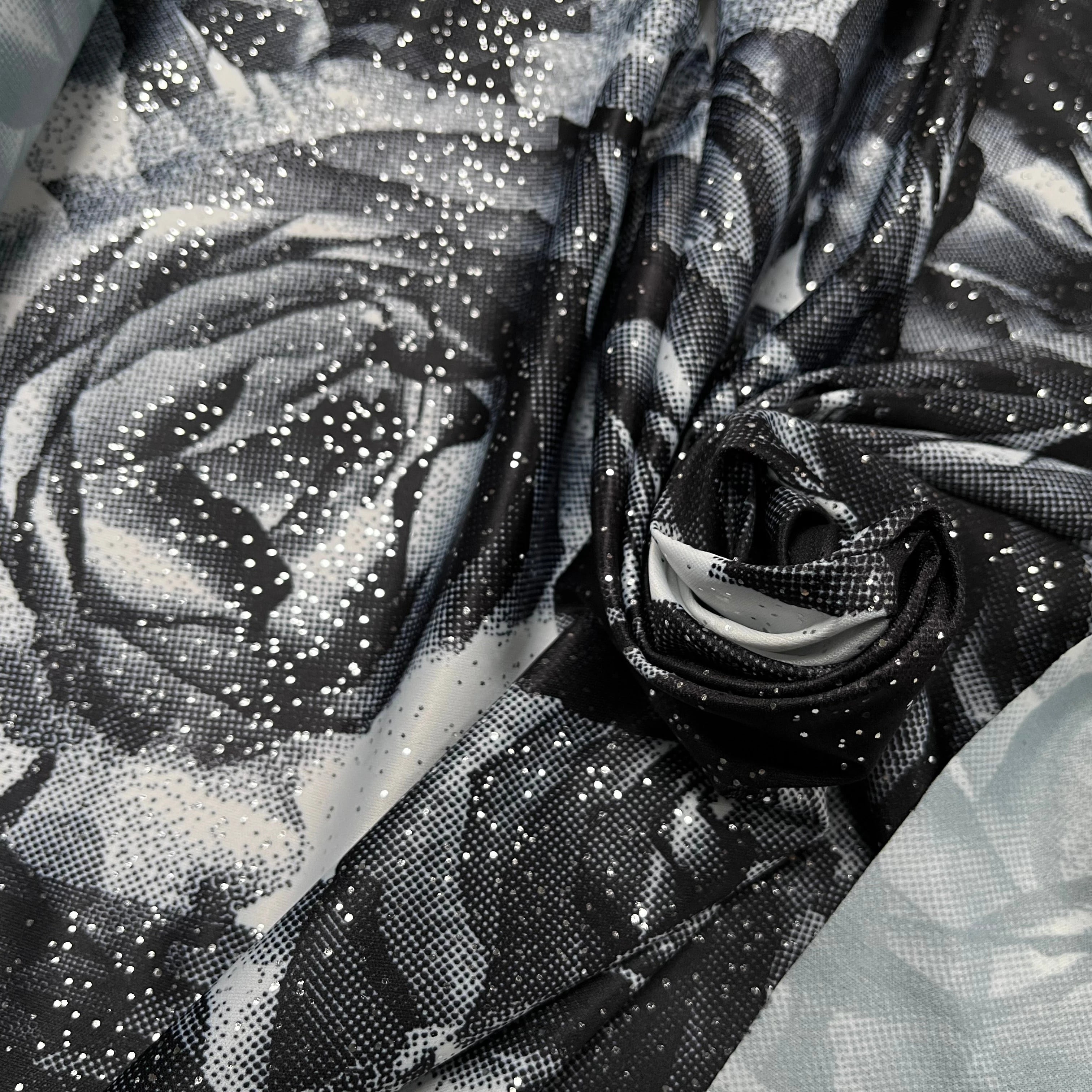 JESRSEY FLUIDE IMPRIMÉ GROSSES FLEURS BLANC&NOIR AVEC BRILLANTINE ARGENTÉ - My Little Coupon