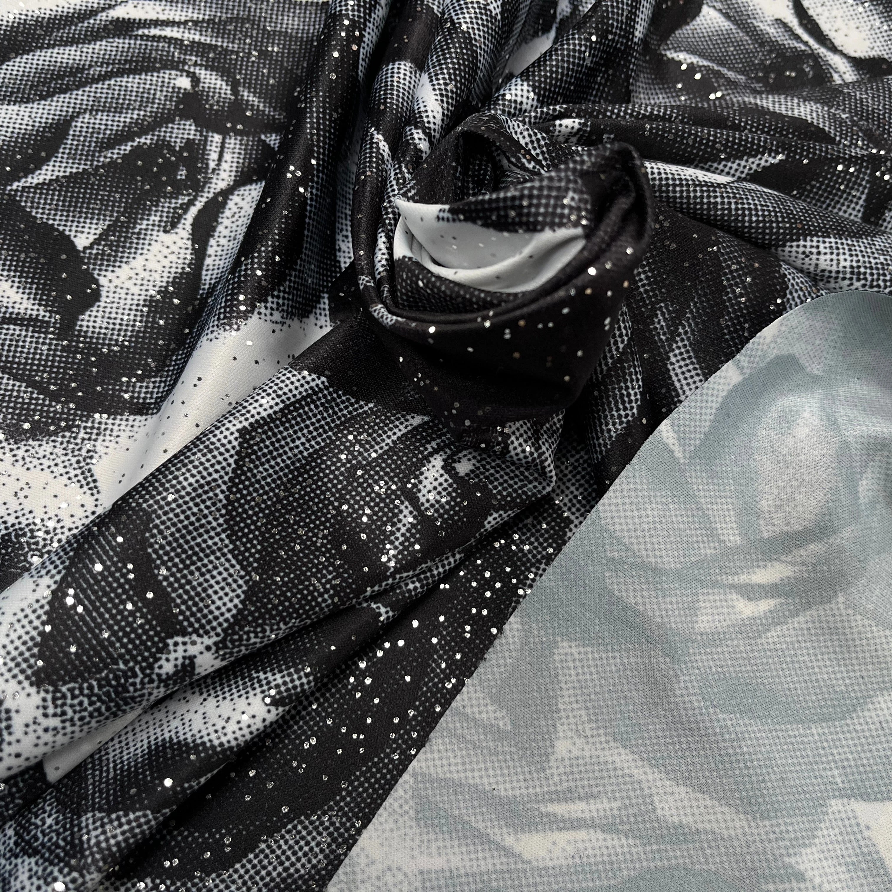 JESRSEY FLUIDE IMPRIMÉ GROSSES FLEURS BLANC&NOIR AVEC BRILLANTINE ARGENTÉ - My Little Coupon