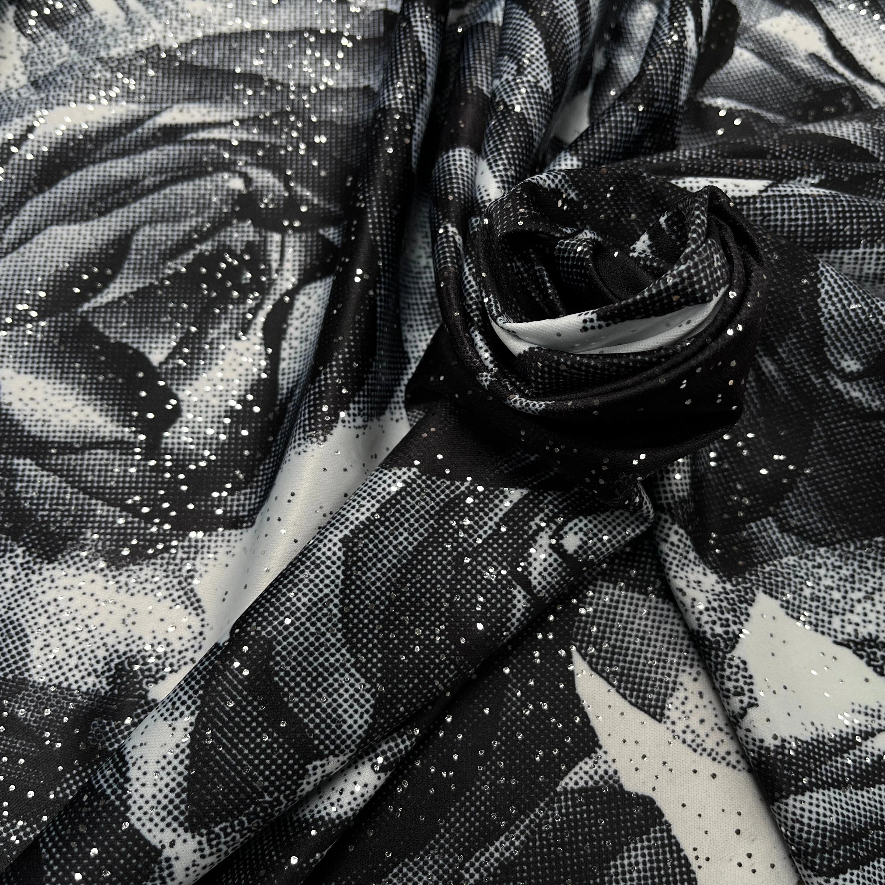 JESRSEY FLUIDE IMPRIMÉ GROSSES FLEURS BLANC&NOIR AVEC BRILLANTINE ARGENTÉ - My Little Coupon