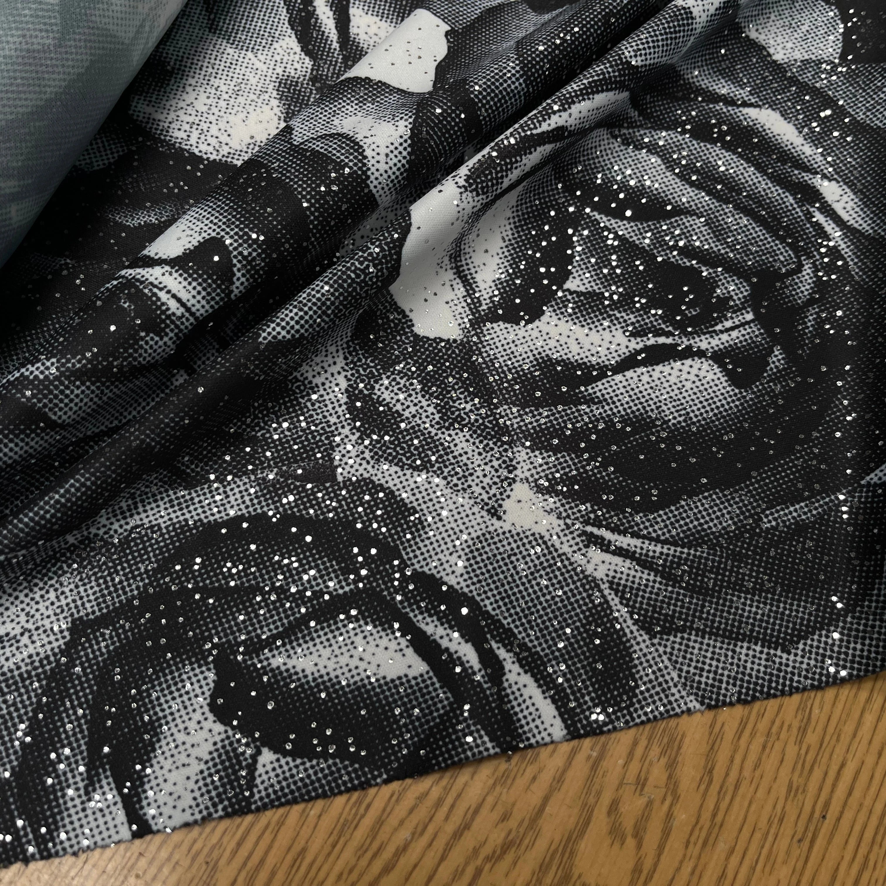 JESRSEY FLUIDE IMPRIMÉ GROSSES FLEURS BLANC&NOIR AVEC BRILLANTINE ARGENTÉ - My Little Coupon