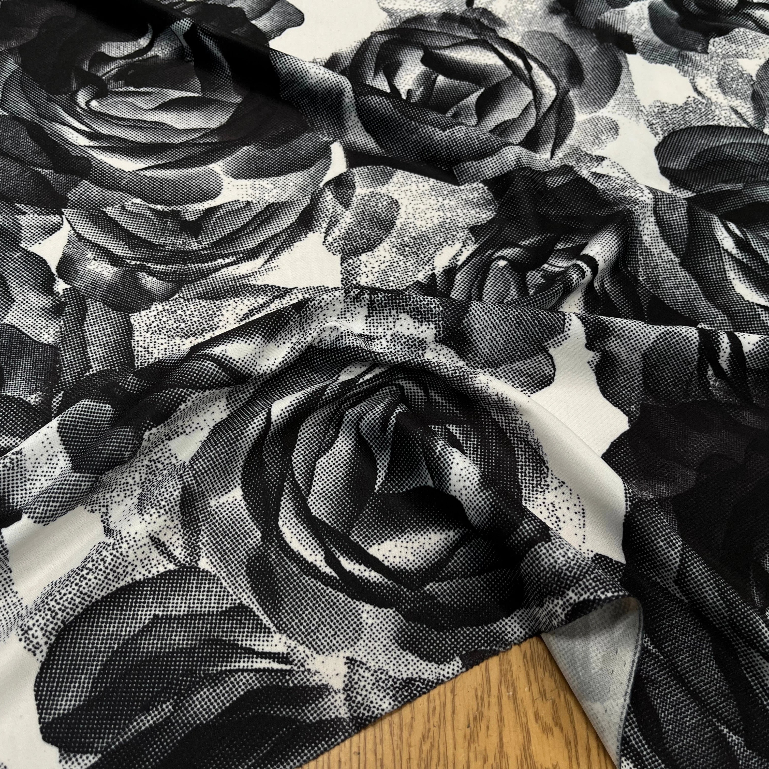 JESRSEY FLUIDE IMPRIMÉ GROSSES FLEURS BLANC&NOIR - My Little Coupon