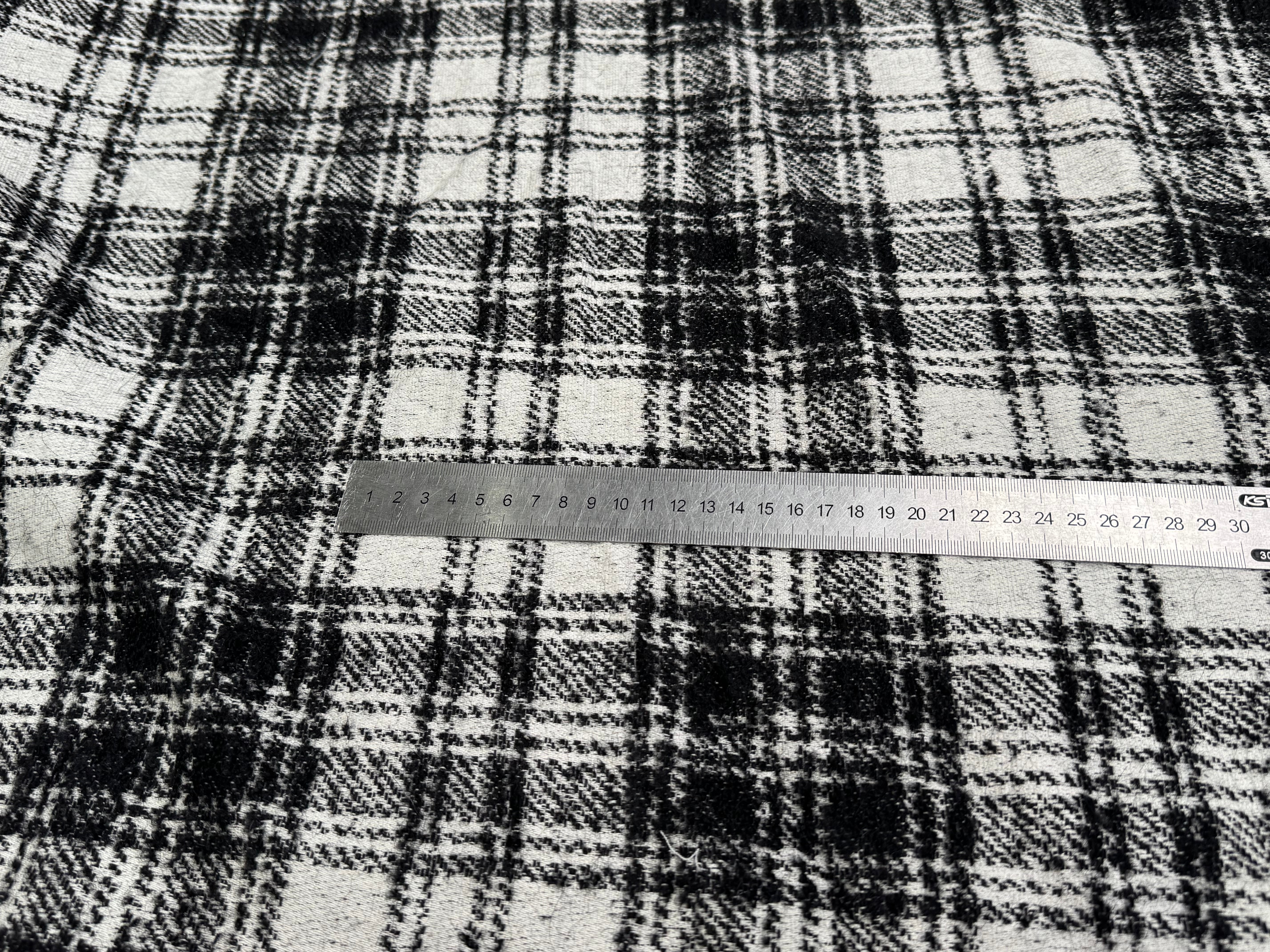 LAINAGE MANTEAU BOUCLETTE À CARREAUX BLANC ET NOIR - My Little Coupon