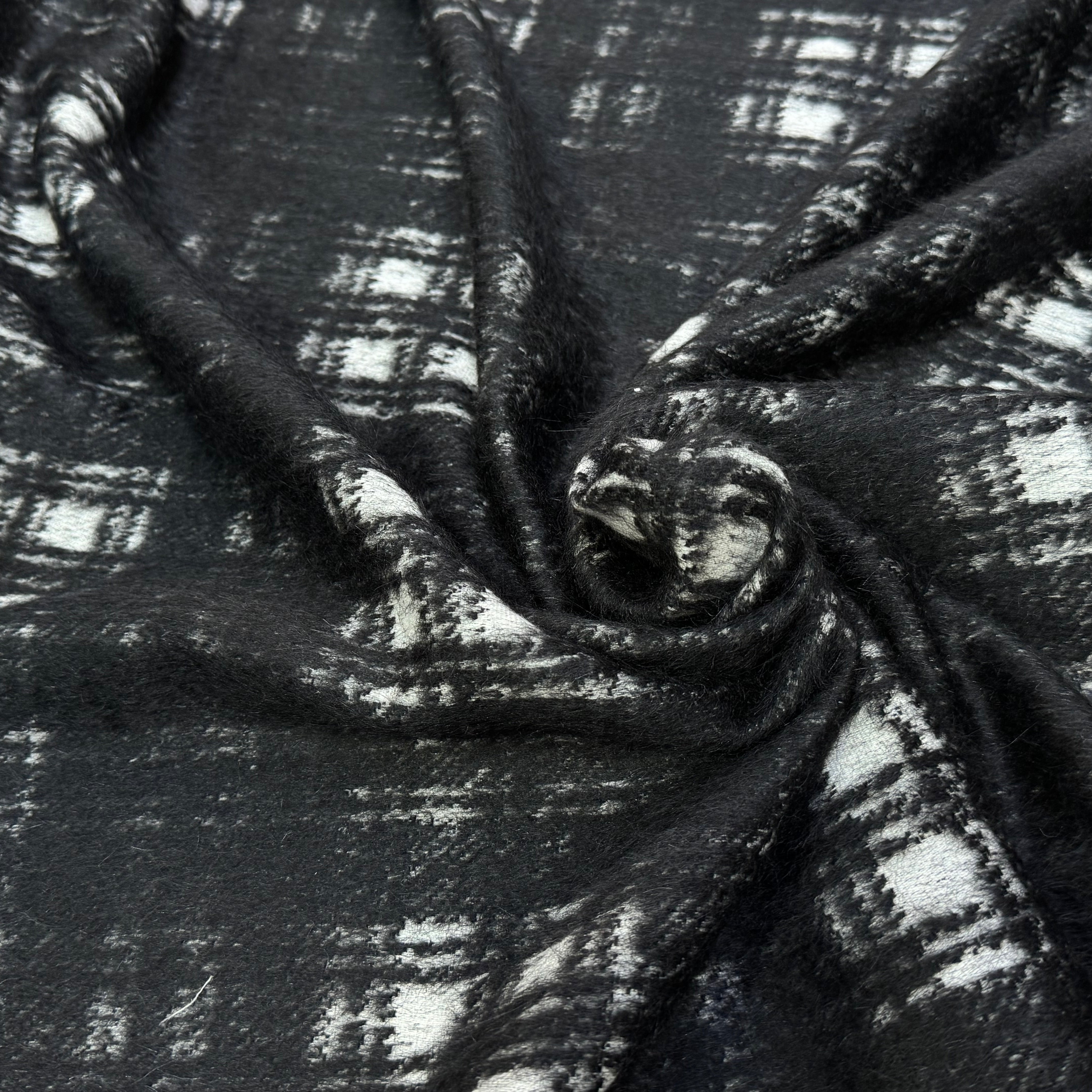 LAINAGE MANTEAU BOUCLETTE À CARREAUX BLANC ET NOIR - My Little Coupon