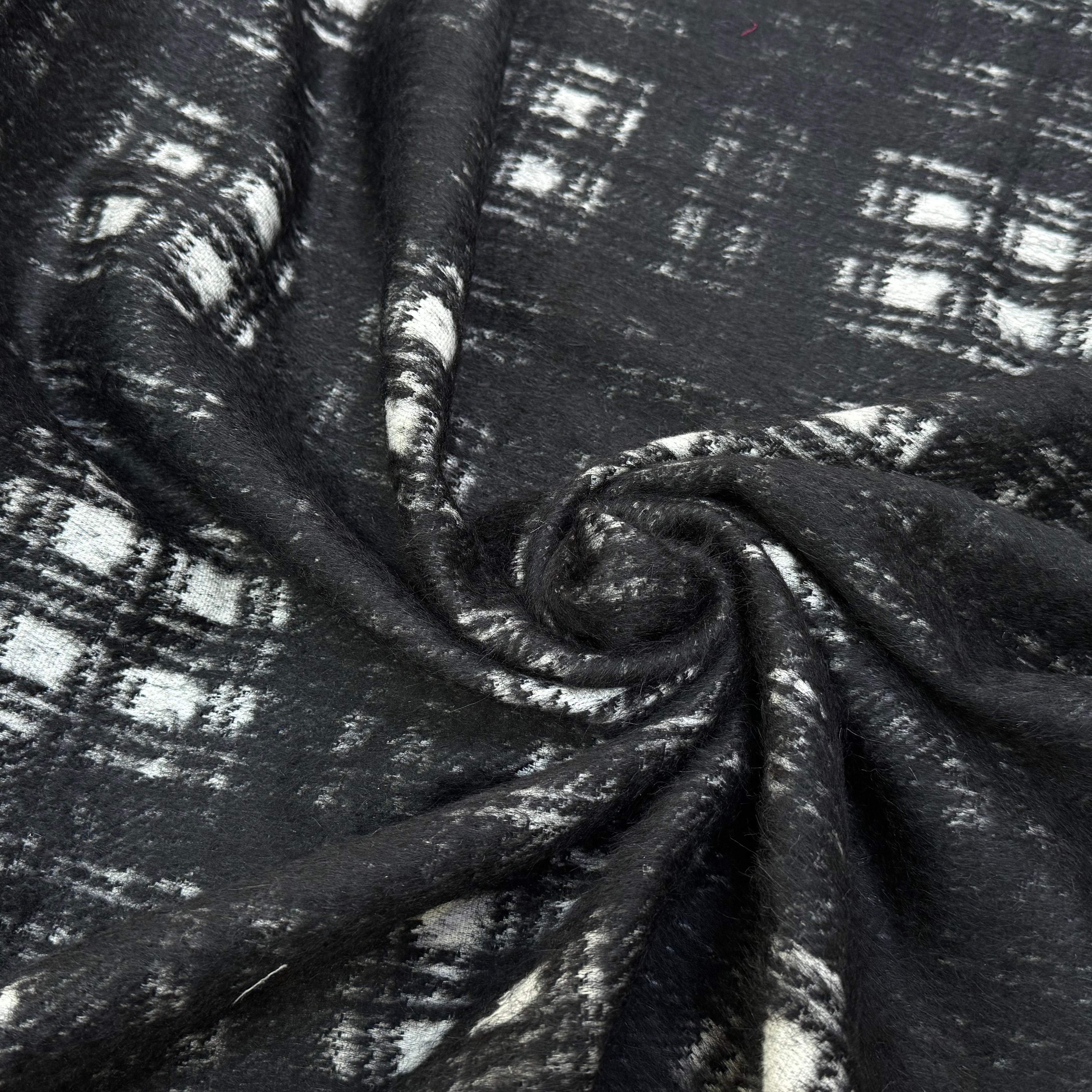 LAINAGE MANTEAU BOUCLETTE À CARREAUX BLANC ET NOIR - My Little Coupon