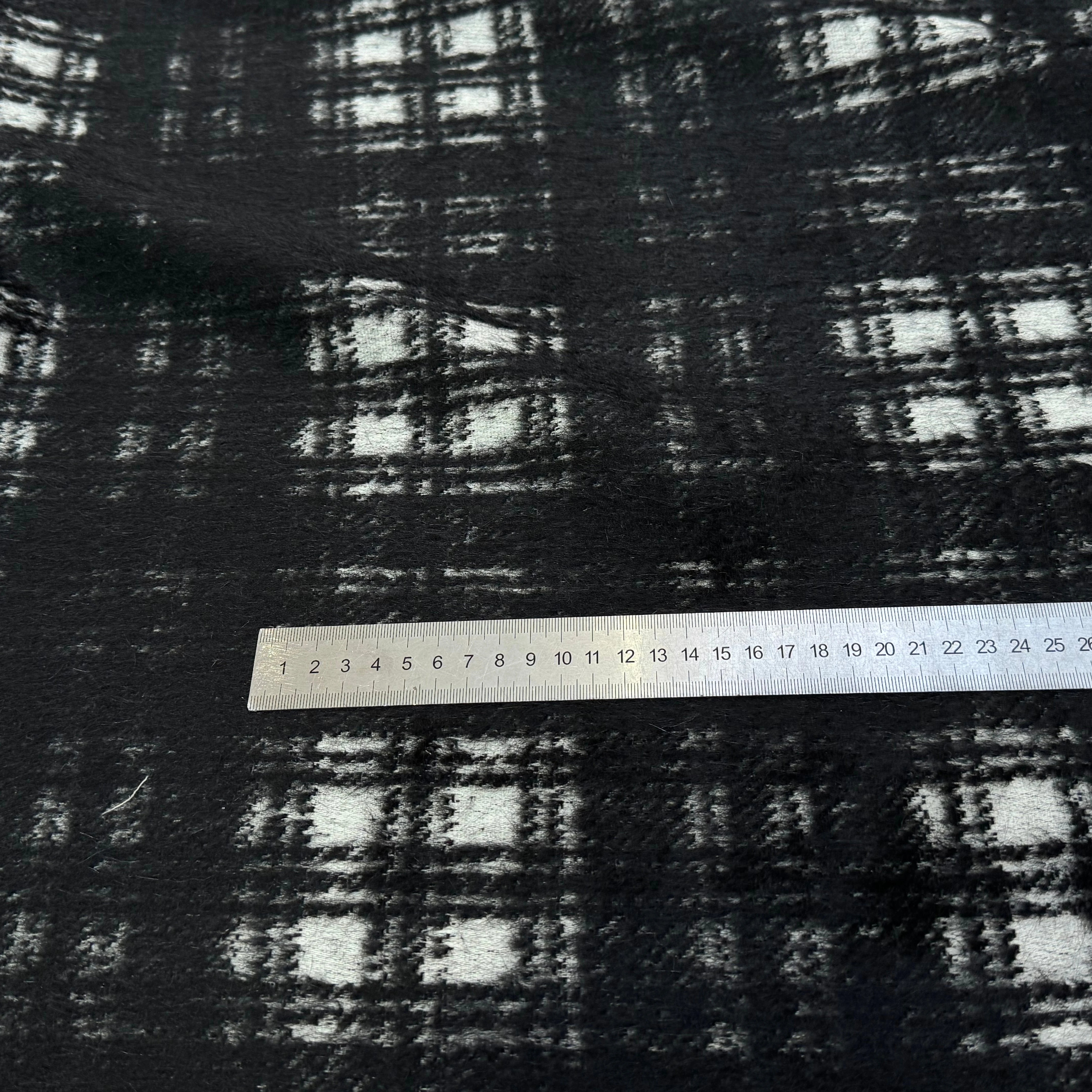 LAINAGE MANTEAU BOUCLETTE À CARREAUX BLANC ET NOIR - My Little Coupon