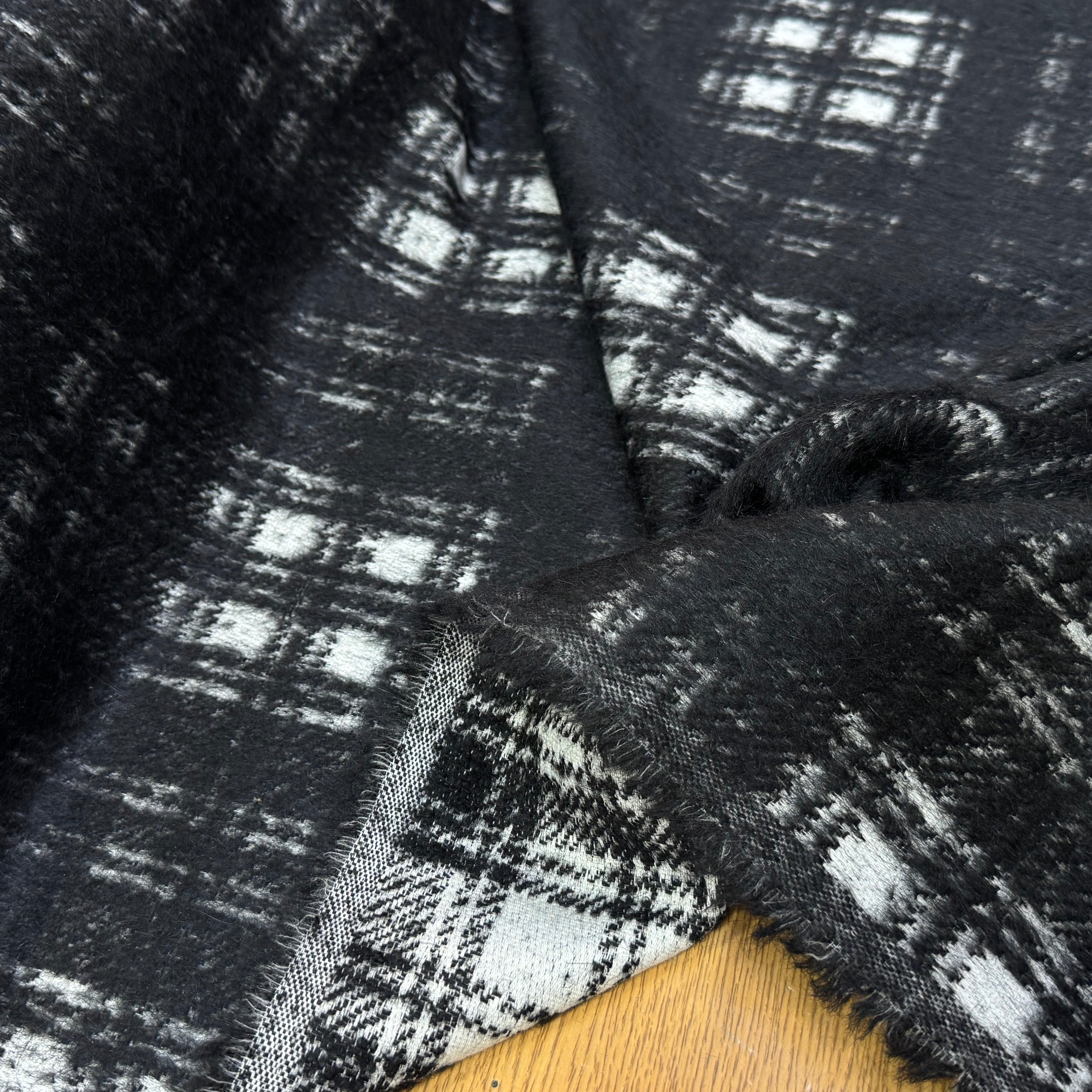 LAINAGE MANTEAU BOUCLETTE À CARREAUX BLANC ET NOIR - My Little Coupon