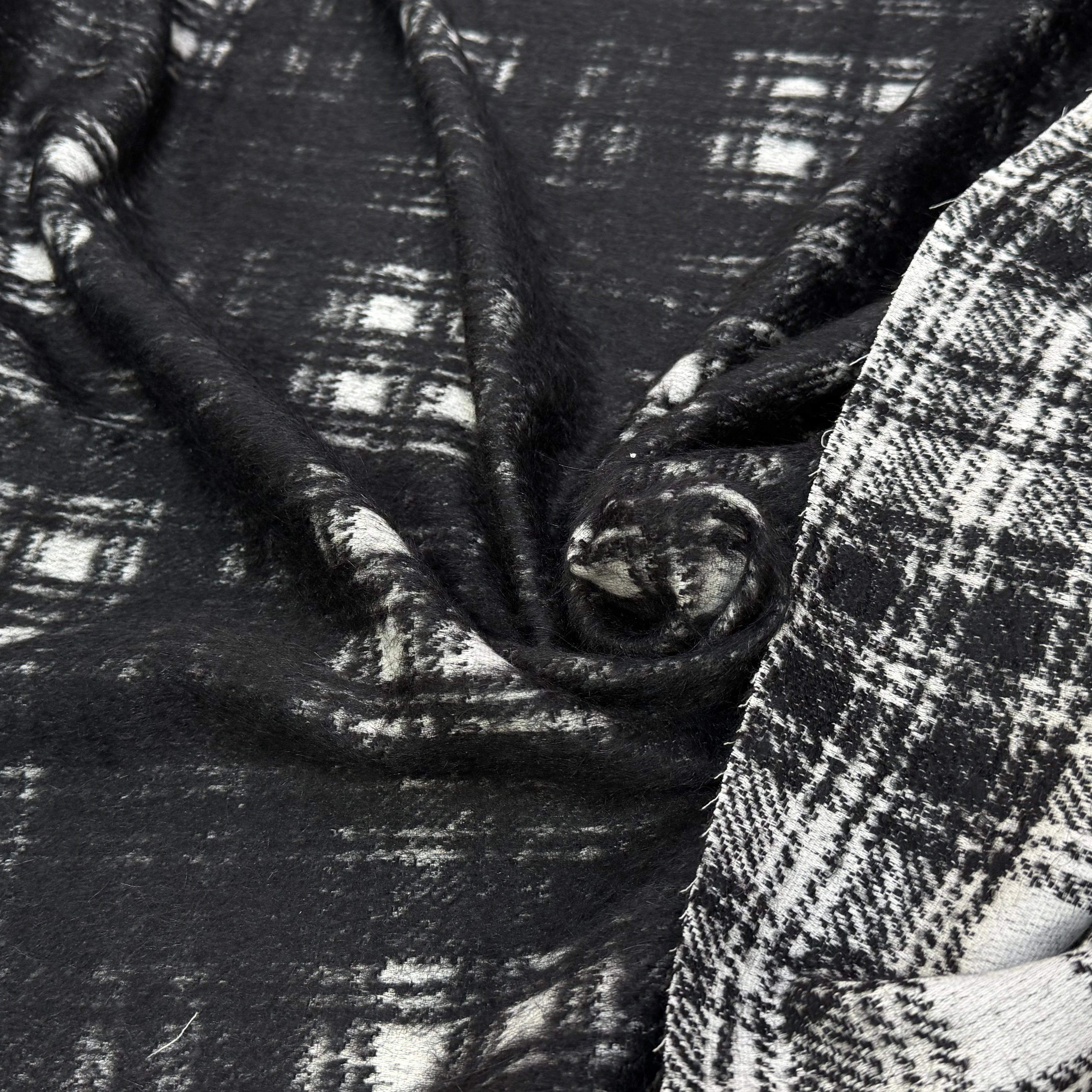 LAINAGE MANTEAU BOUCLETTE À CARREAUX BLANC ET NOIR - My Little Coupon