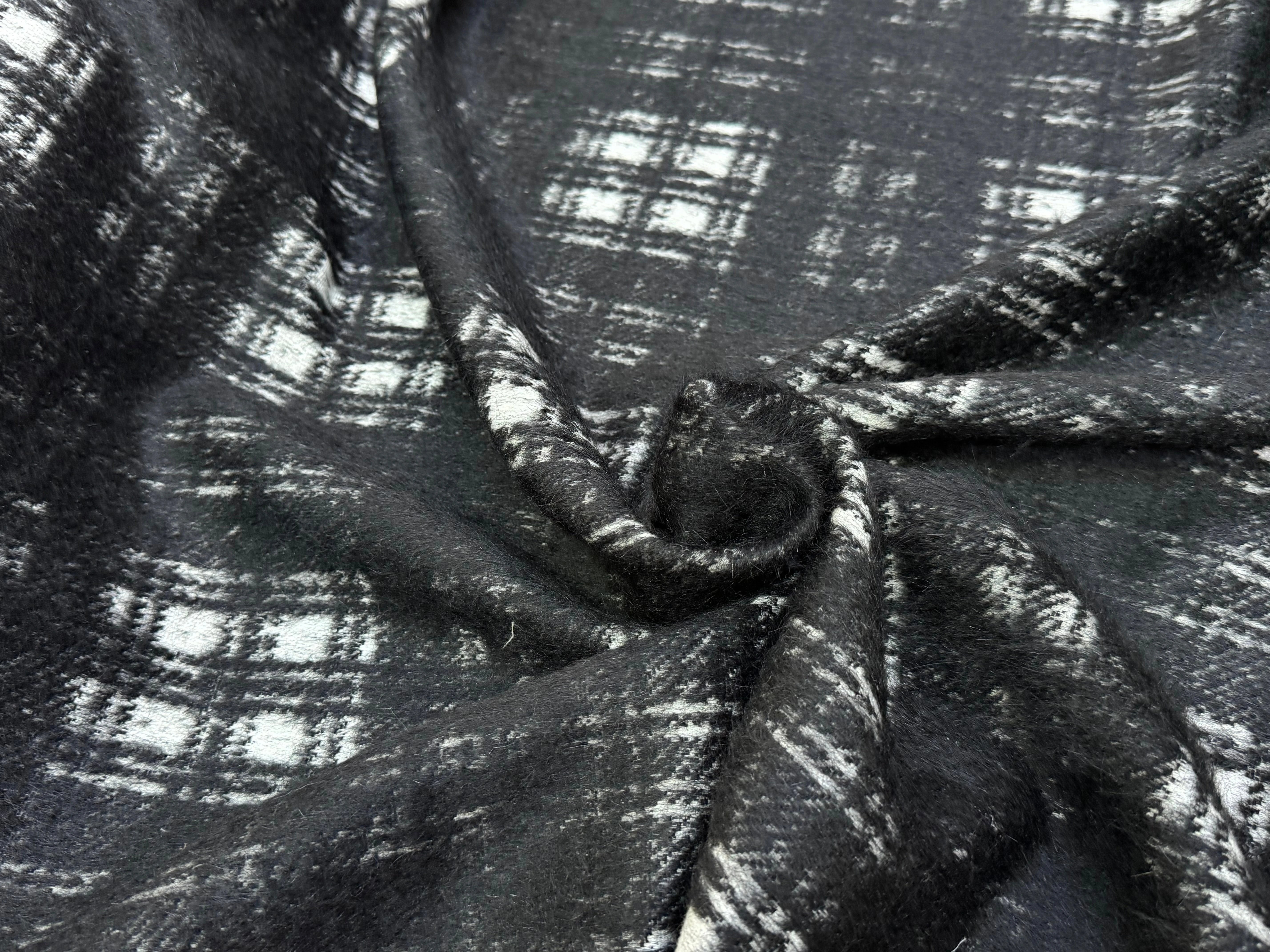 LAINAGE MANTEAU BOUCLETTE À CARREAUX BLANC ET NOIR - My Little Coupon