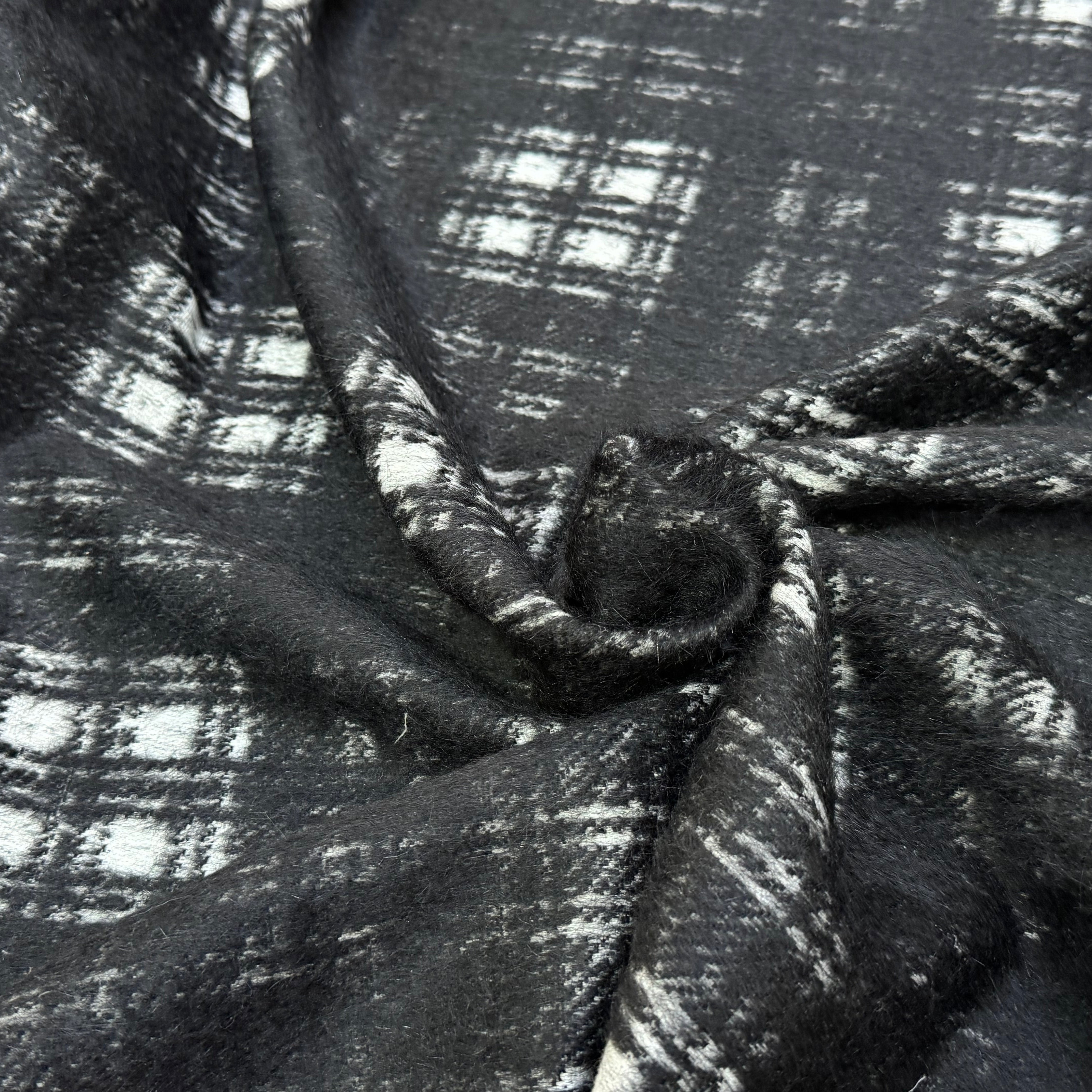 LAINAGE MANTEAU BOUCLETTE À CARREAUX BLANC ET NOIR - My Little Coupon