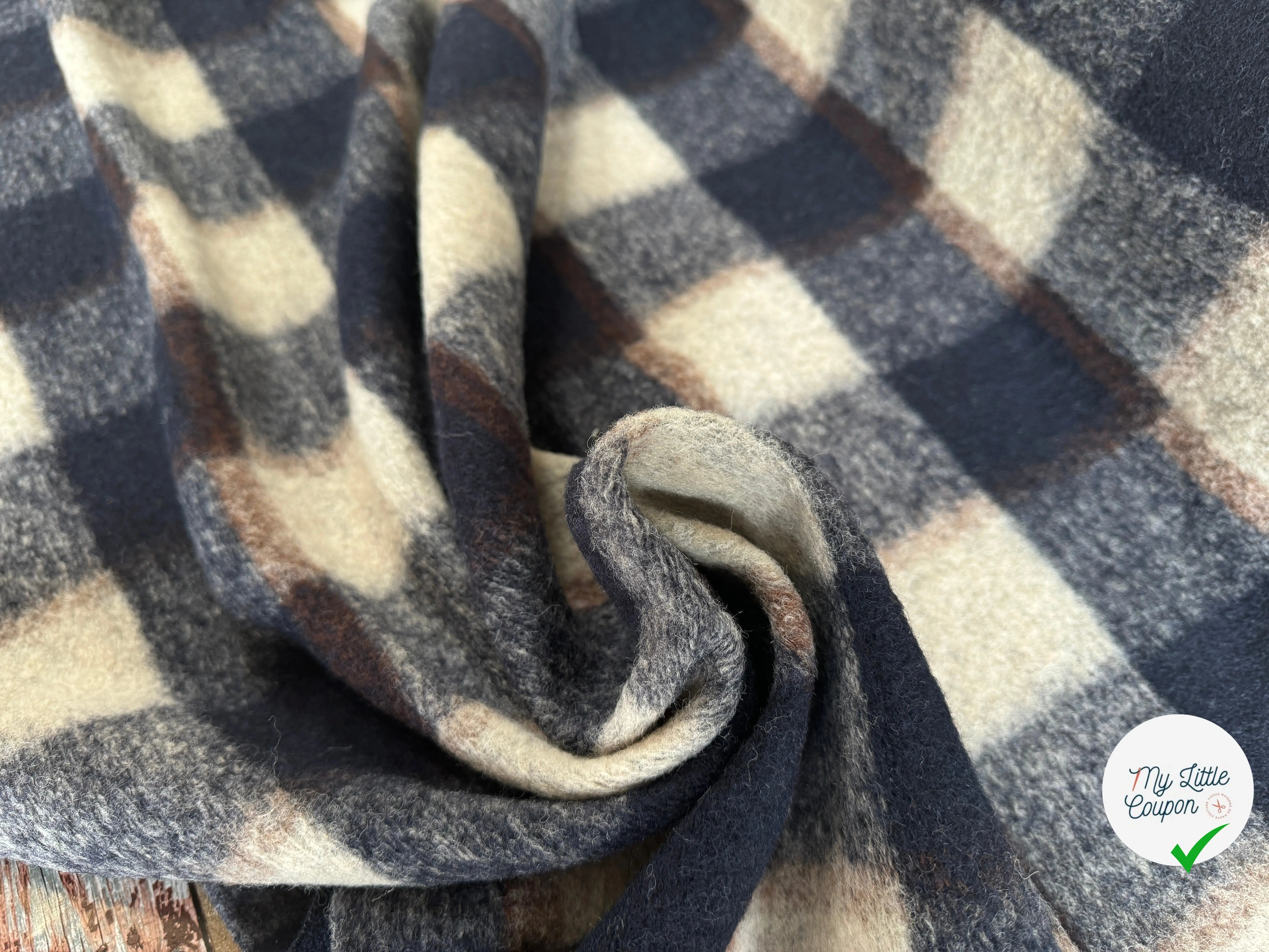 LAINAGE STRETCH BOUCLETTE CARREAUX CREME BLEU - My Little Coupon
