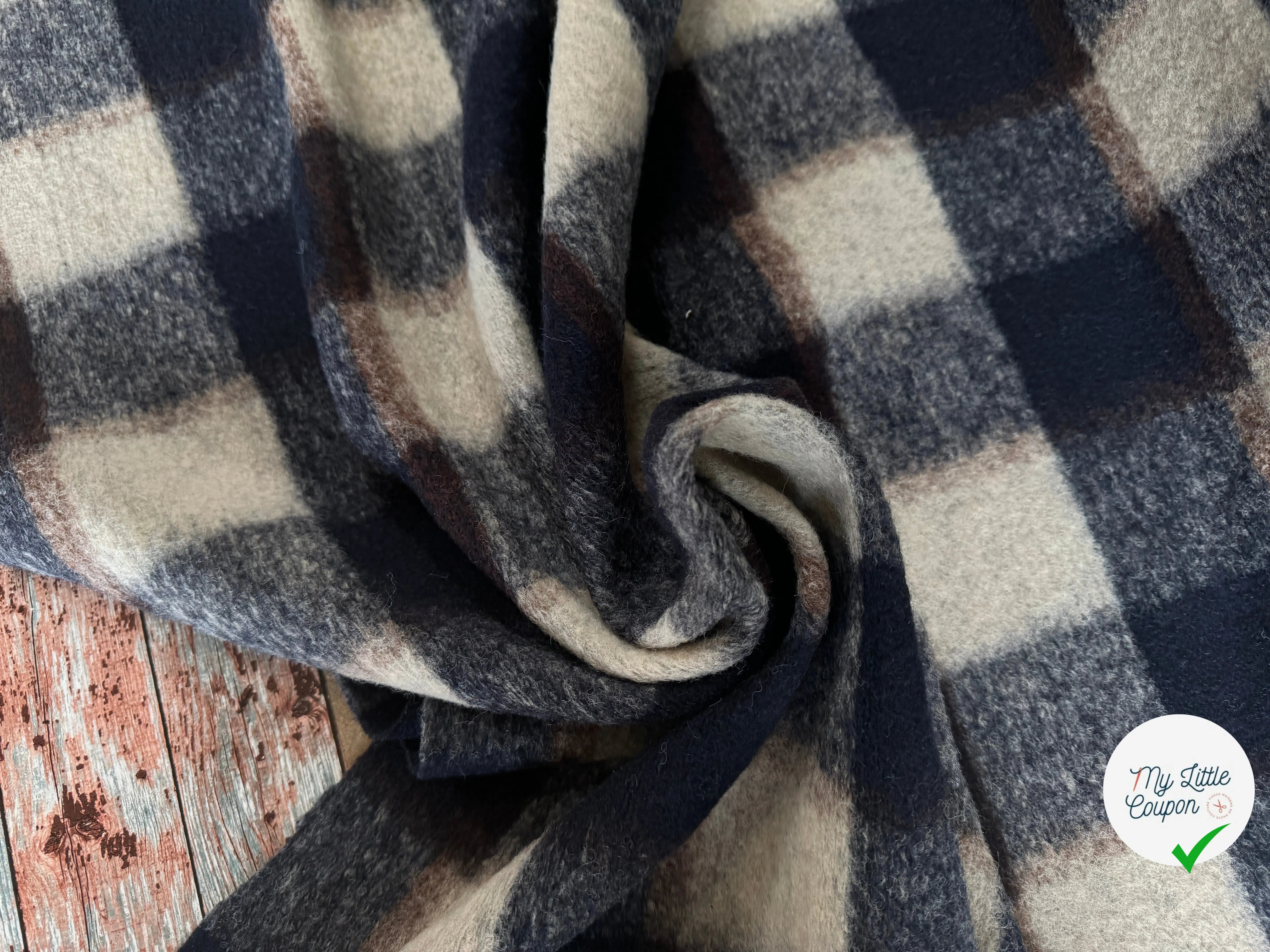 LAINAGE STRETCH BOUCLETTE CARREAUX CREME BLEU - My Little Coupon