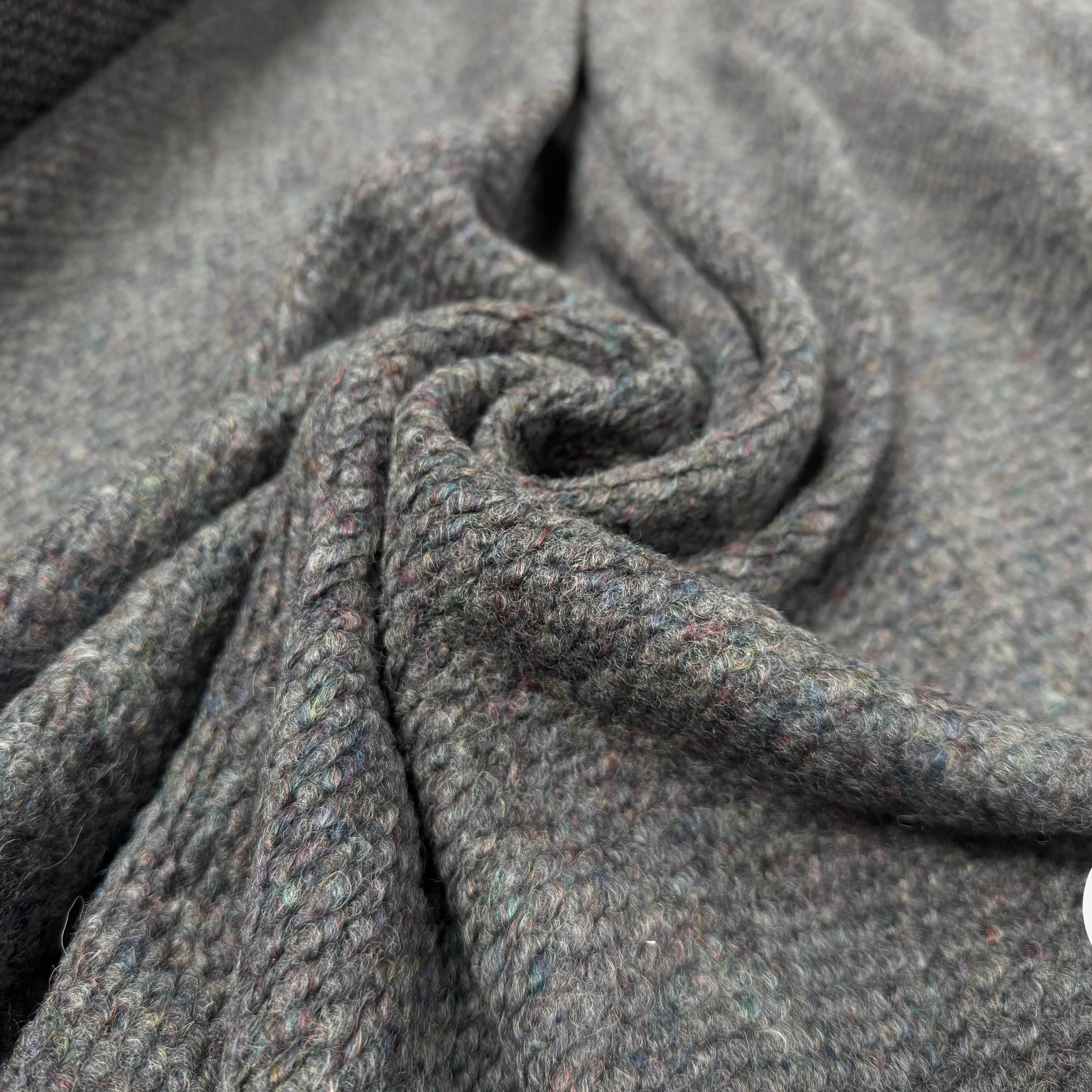 LAINE BOUCLETTE 100% LAINE GRIS AVEC DETAILS ROUGE - My Little Coupon