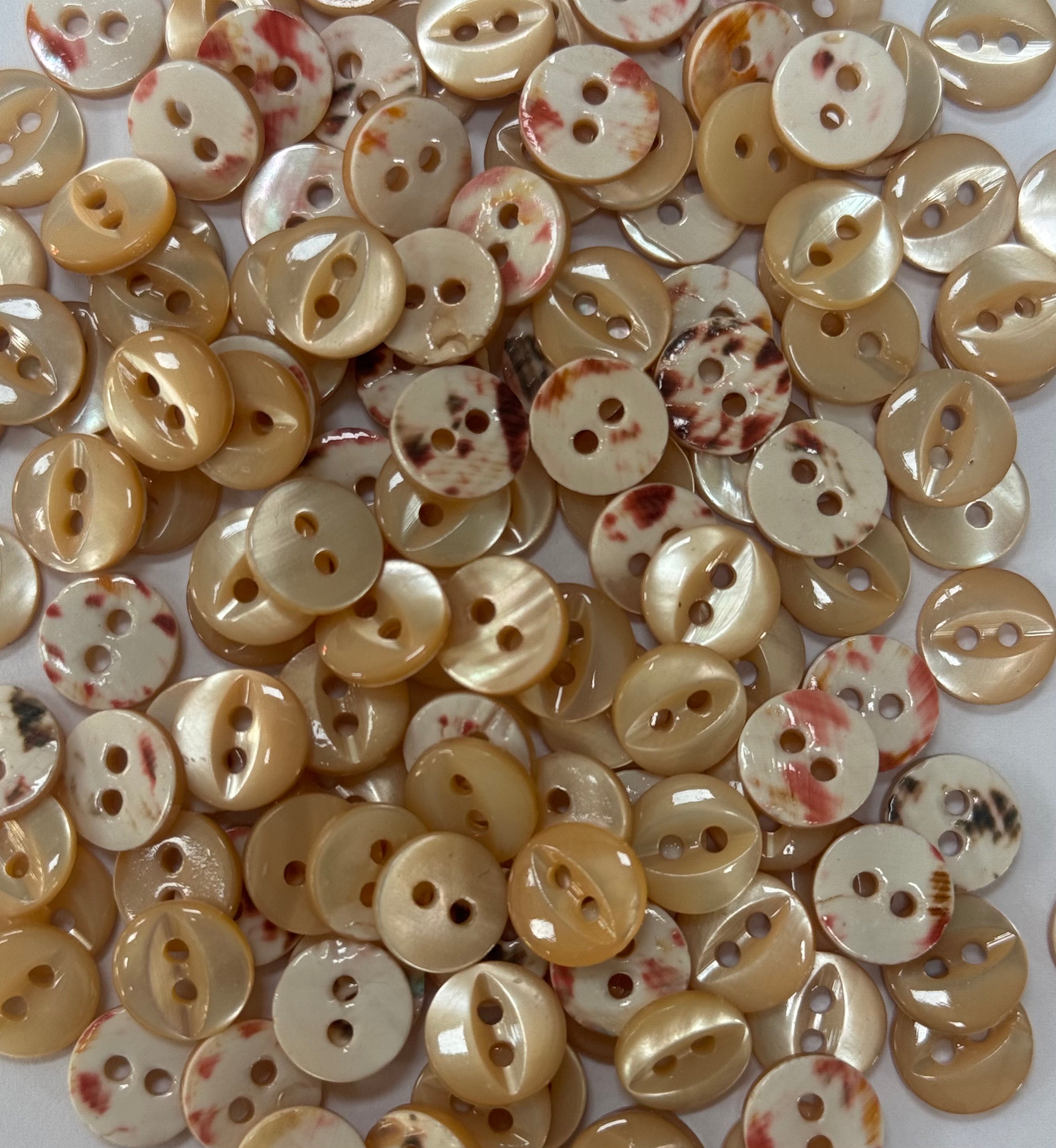 LOT DE 10 BOUTONS A 2 TROUS MARRON CLAIR ET MOTIFS - My Little Coupon