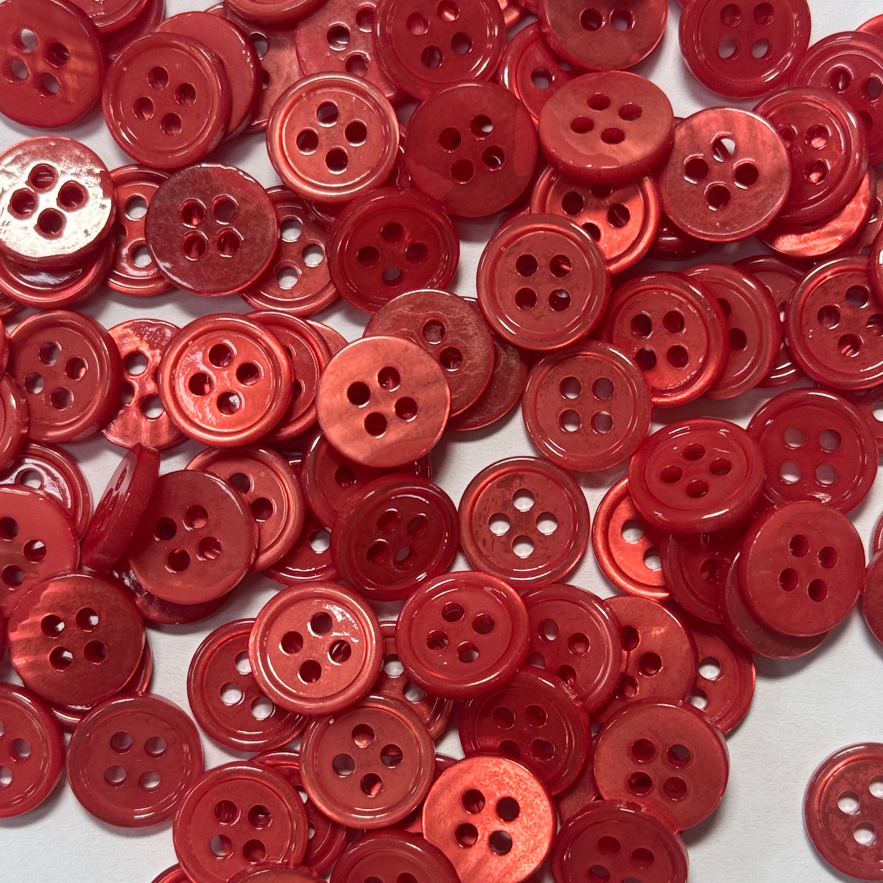 LOT DE 5 BOUTONS À 4 TROUS ROUGE SATINÉ 1CM - My Little Coupon