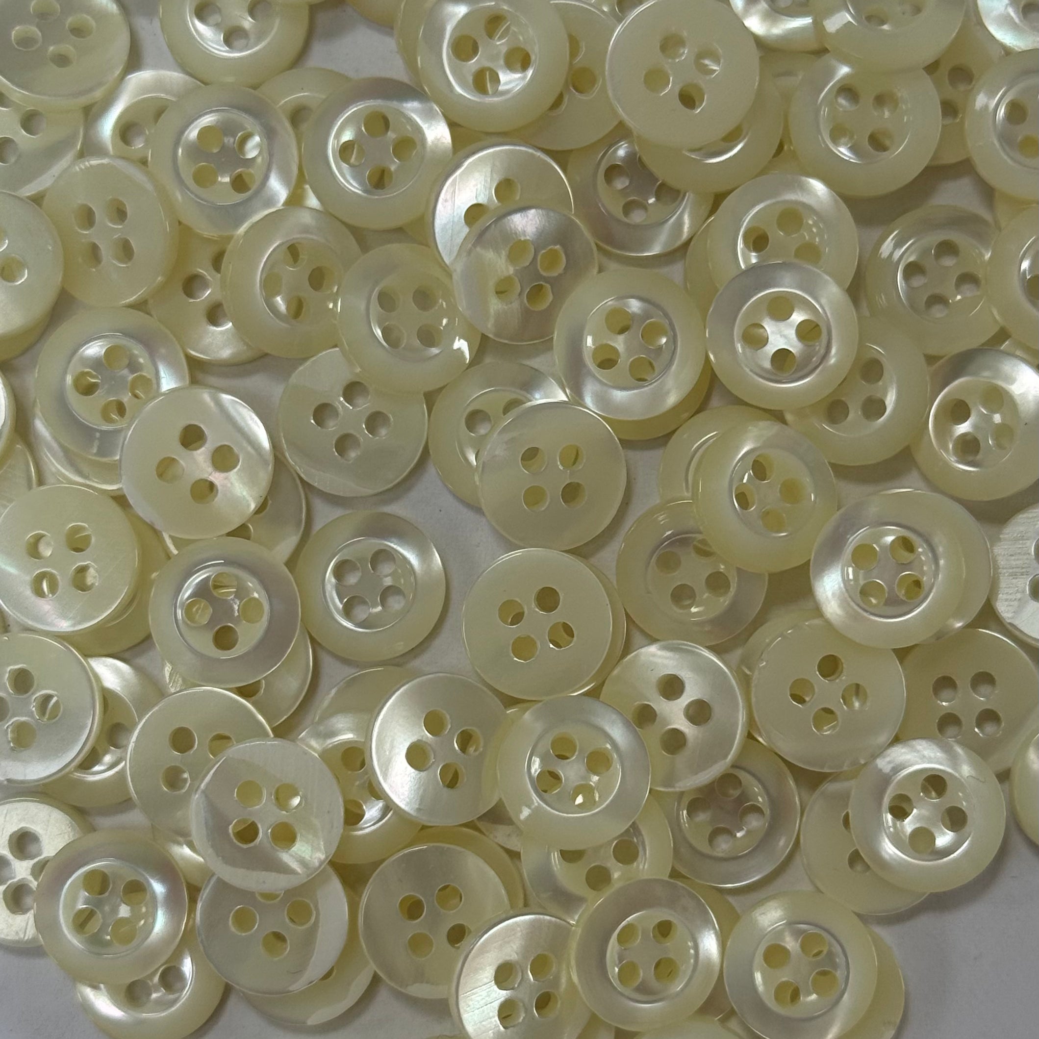 LOT DE 5 BOUTONS NACRE BLANC A 4 TROUS - My Little Coupon