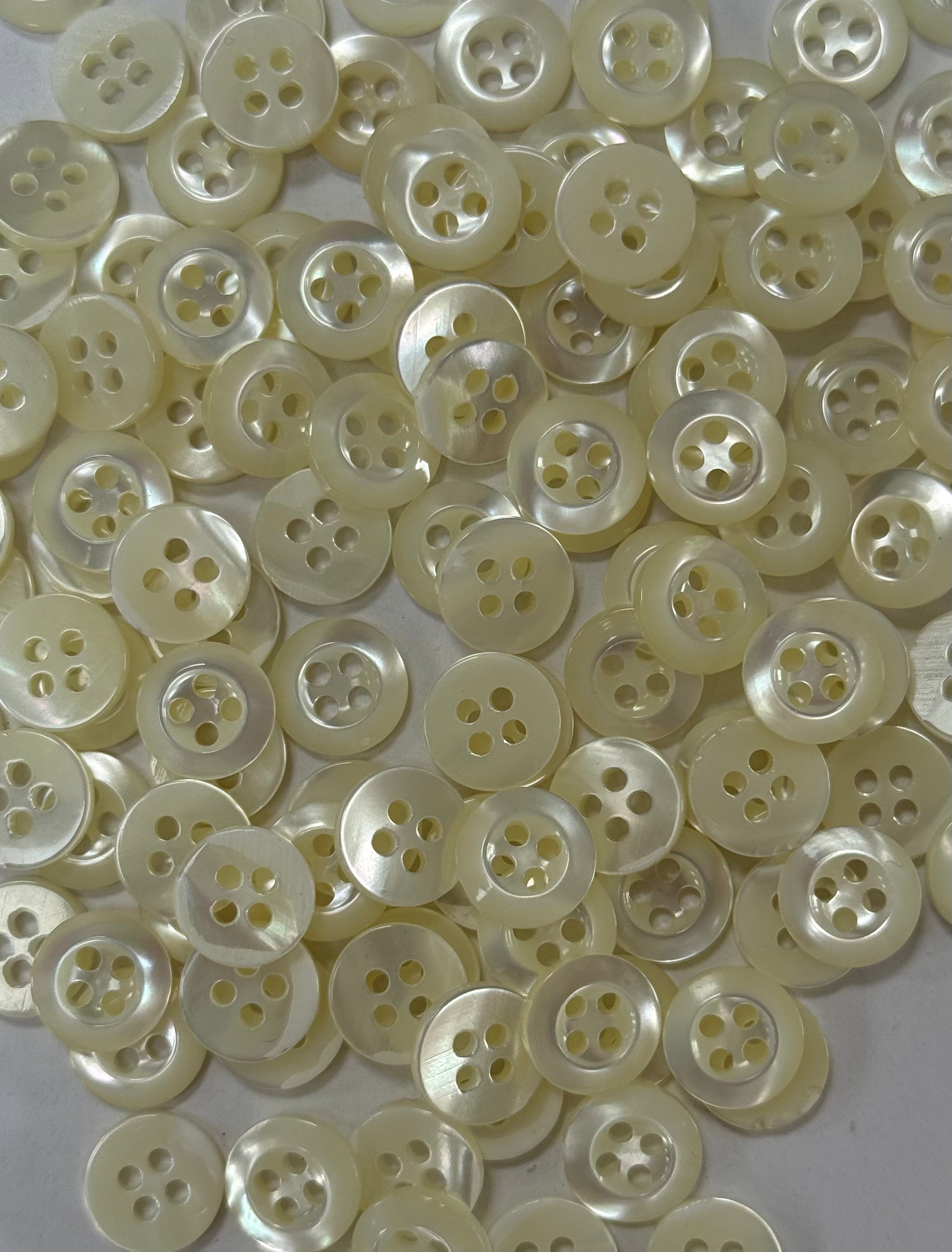 LOT DE 5 BOUTONS NACRE BLANC A 4 TROUS - My Little Coupon